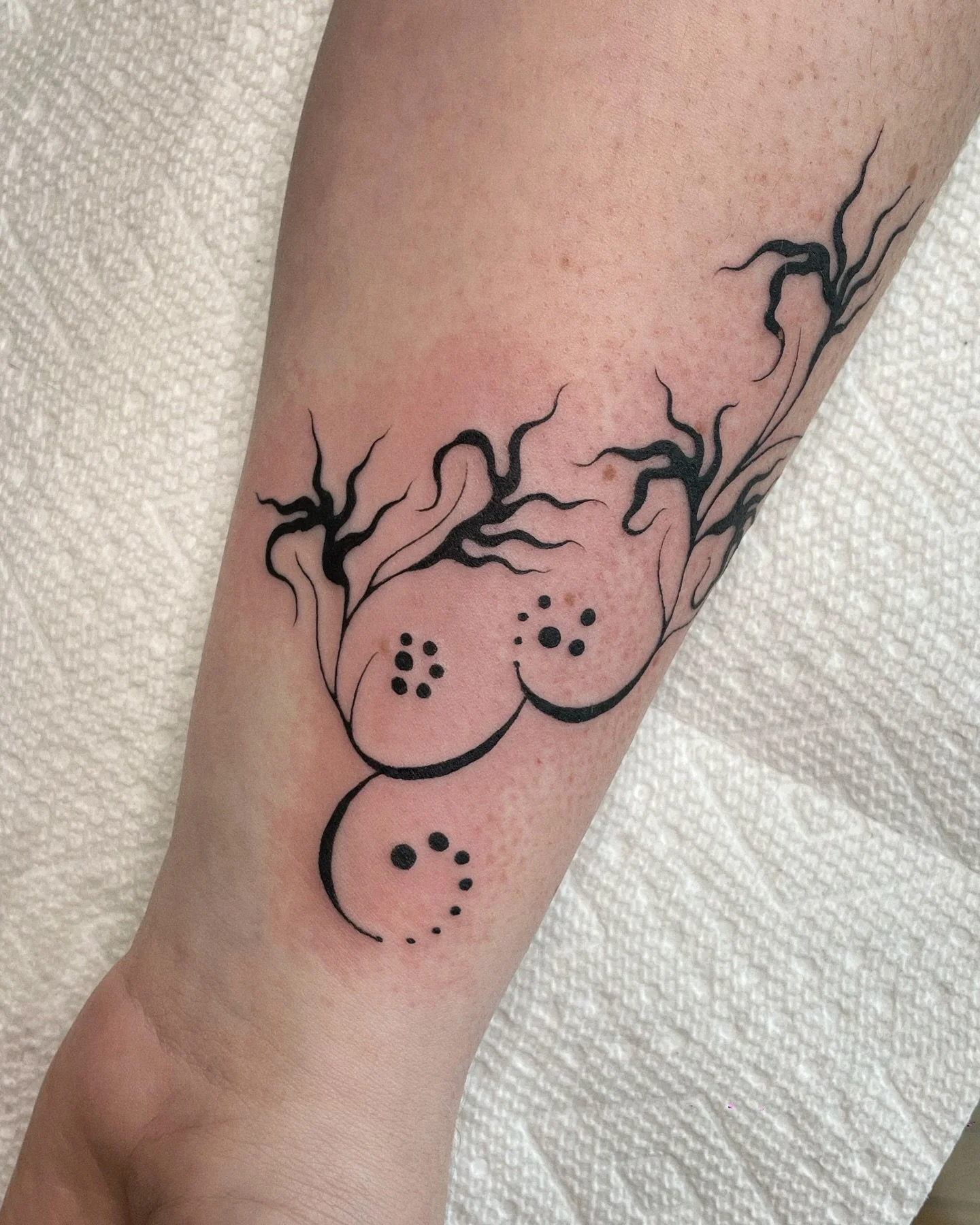 Small ornament ✨ I have a lot of available designs like this one, just in case you are looking for something smaller, simpler, or looking to fill some space🙂&zwj;&harr;️
&bull; New York, booking Feb &amp; Spring 

For any inquiries please check the 