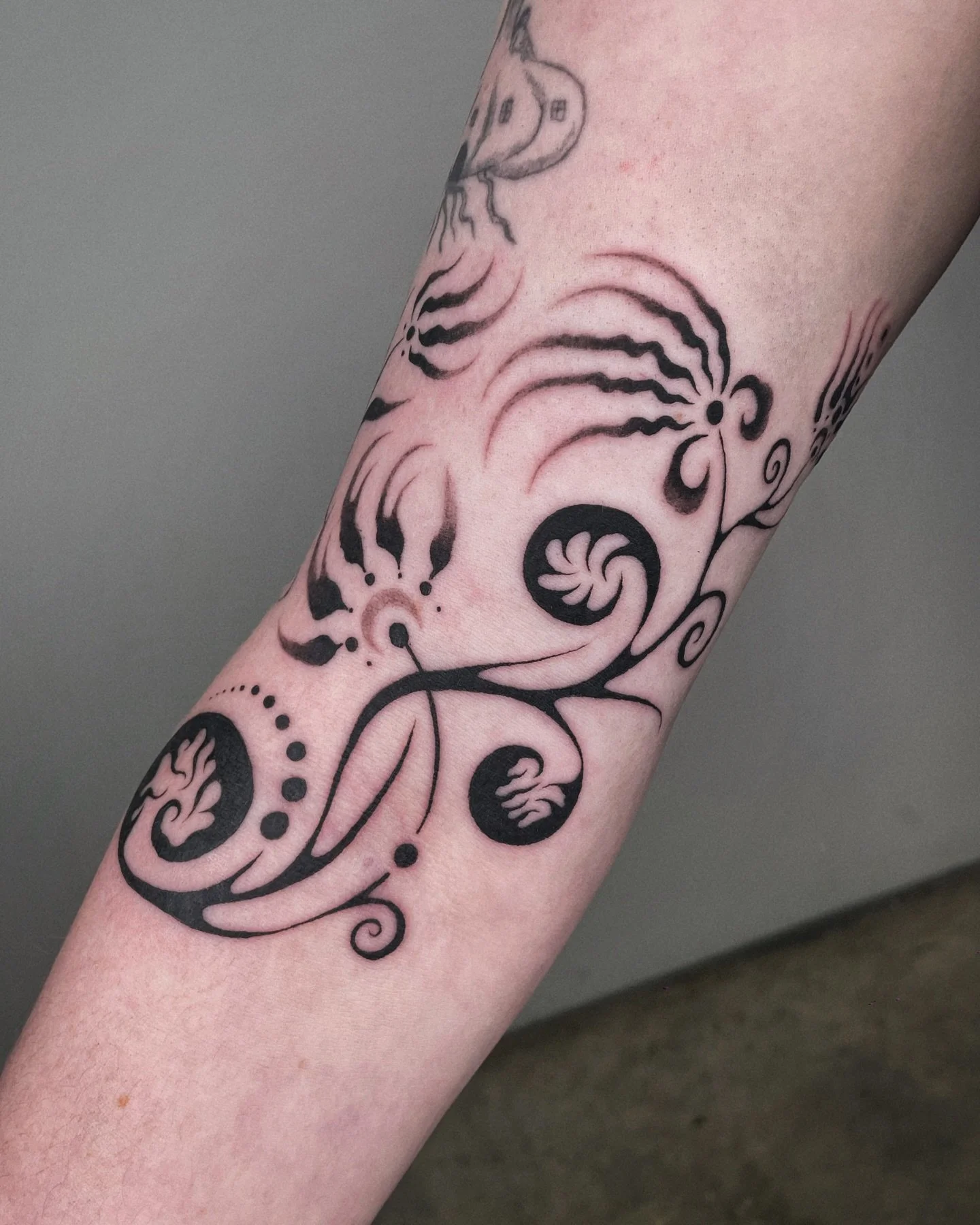 Ornamental flowers and forms from my Black Forest, this one was one of my flash designs that Hannah chose from my flash book, thank you so much! 
✨NYC booking spring &amp; summer

For any inquiries please check the link in my bio or just DM me, thank