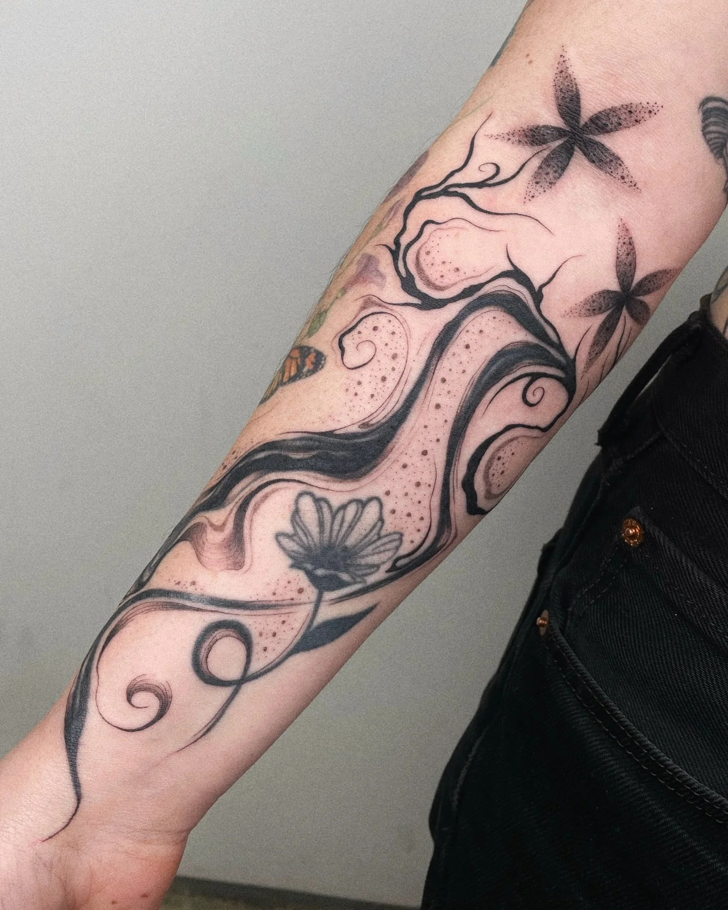 Cover up for Emma, she had an old &ldquo;waves&rdquo; and we added more flow, contrast, and flowers 🌺 
✨NYC currently booking April &amp; May
✨Chicago Jun 25?to 27
✨ Milwaukee Jul 1 to 8

For any inquiries please check the link in bio or DM me
Thank