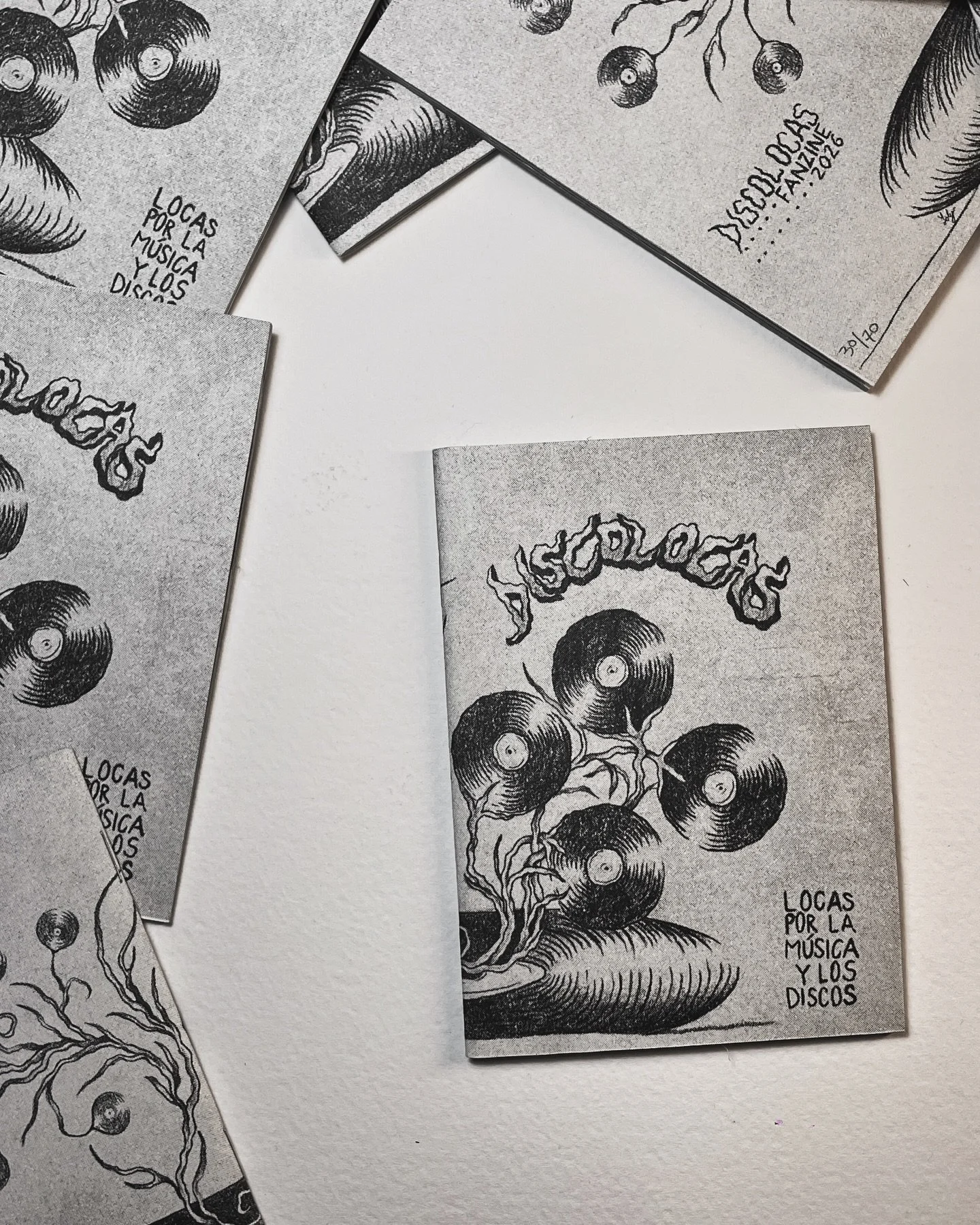 Discolocas Zine ✴︎ Este es un Zine de auto publicaci&oacute;n por @discolocas hecho con mucho amor por el motivo de crear un documento an&aacute;logo como parte de la celebraci&oacute;n del 4to aniversario de Discolocas.

El contenido de estas p&aacu