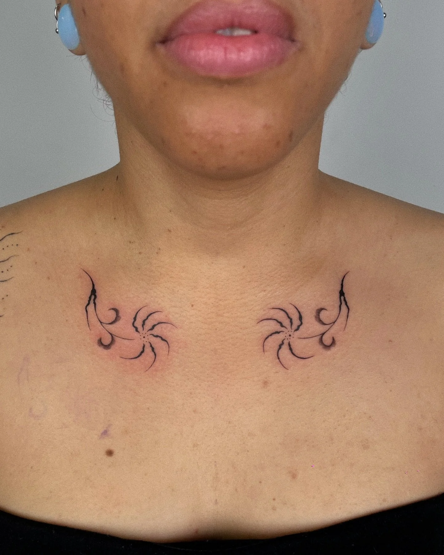 Little flowers for Claudia! Love to tattoo these small designs too + a healed tatt from some months ago 🙃Gracias Claudia✨
Done at @thesecretdoornyc 
.
.
.
.
.
.
#larootstattoo #smallflowerstattoo #newyorktattoo