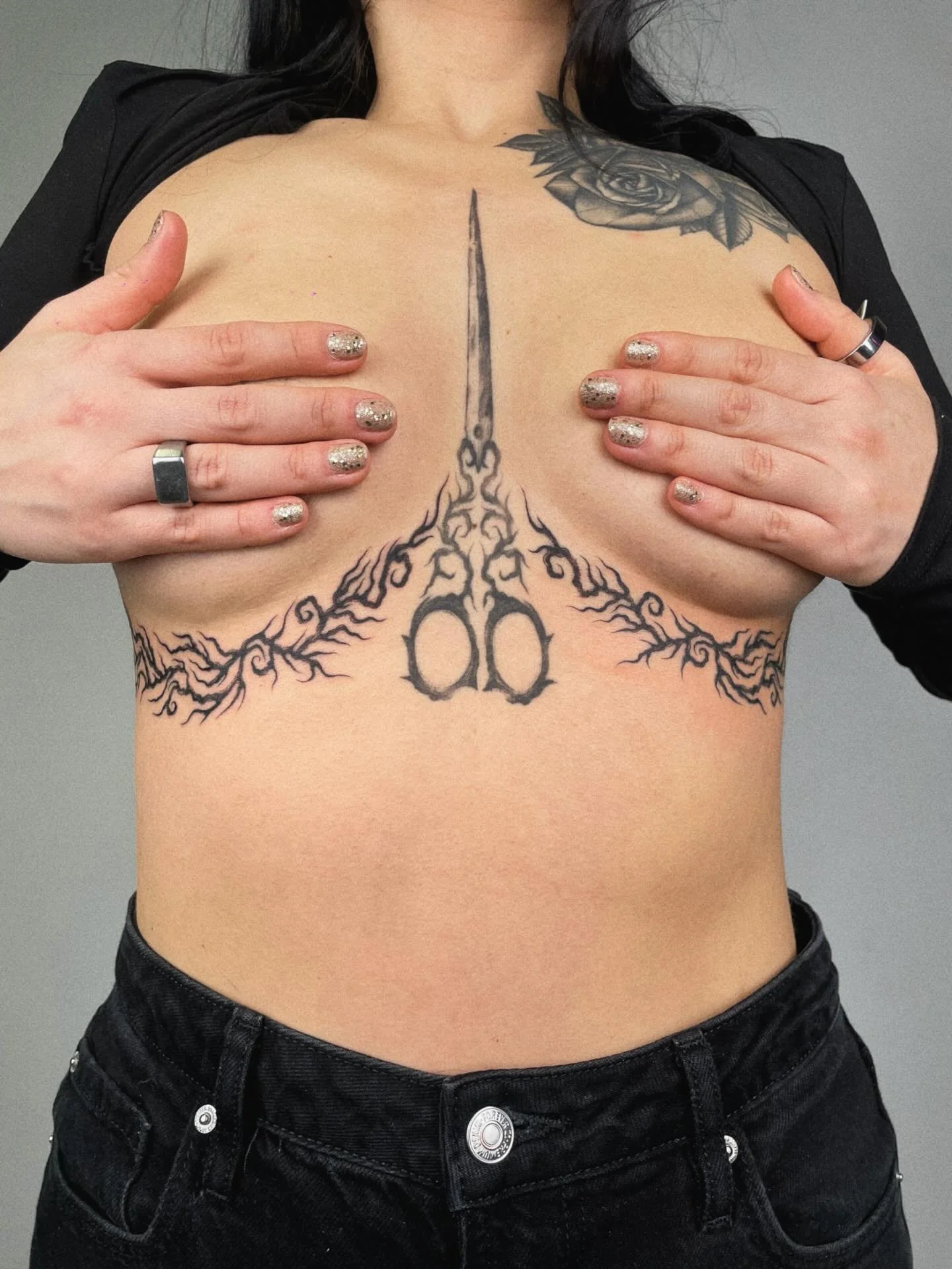 Healed scissors and fresh Roots, what a cool project we are working on with my friend from highschool Sara. Mucha amistad y muchos tatuajes ❤️ Stay tuned for the next session! 👀