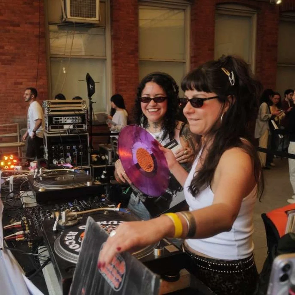 A&uacute;n estamos en AWWWW por la incre&iacute;ble experiencia de haber compartido nuestra selecci&oacute;n de m&uacute;sica para la celebraci&oacute;n del 50 aniversario del @momaps1 🎶🎉🎶

Aqu&iacute; una recopilaci&oacute;n de fotos y videos des