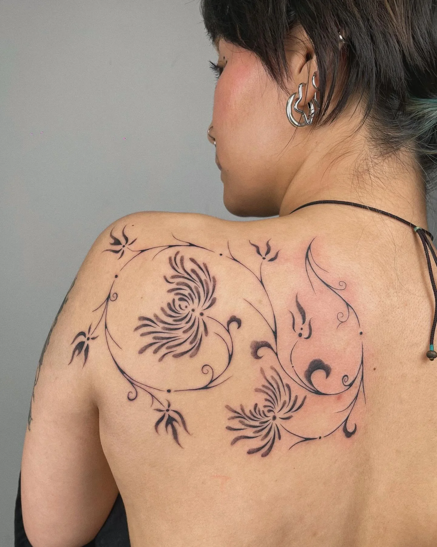 Ornamental chrysanthemums for Aster ✨ love to work in custom designs, hit me up for yours. 
Currently booking May &amp; Jun in NYC ✴︎ For any inquiries please check the link in bio or DM me, thanks! 
Done at @thesecretdoornyc 
.
.
.
.
#newyorktattoo 