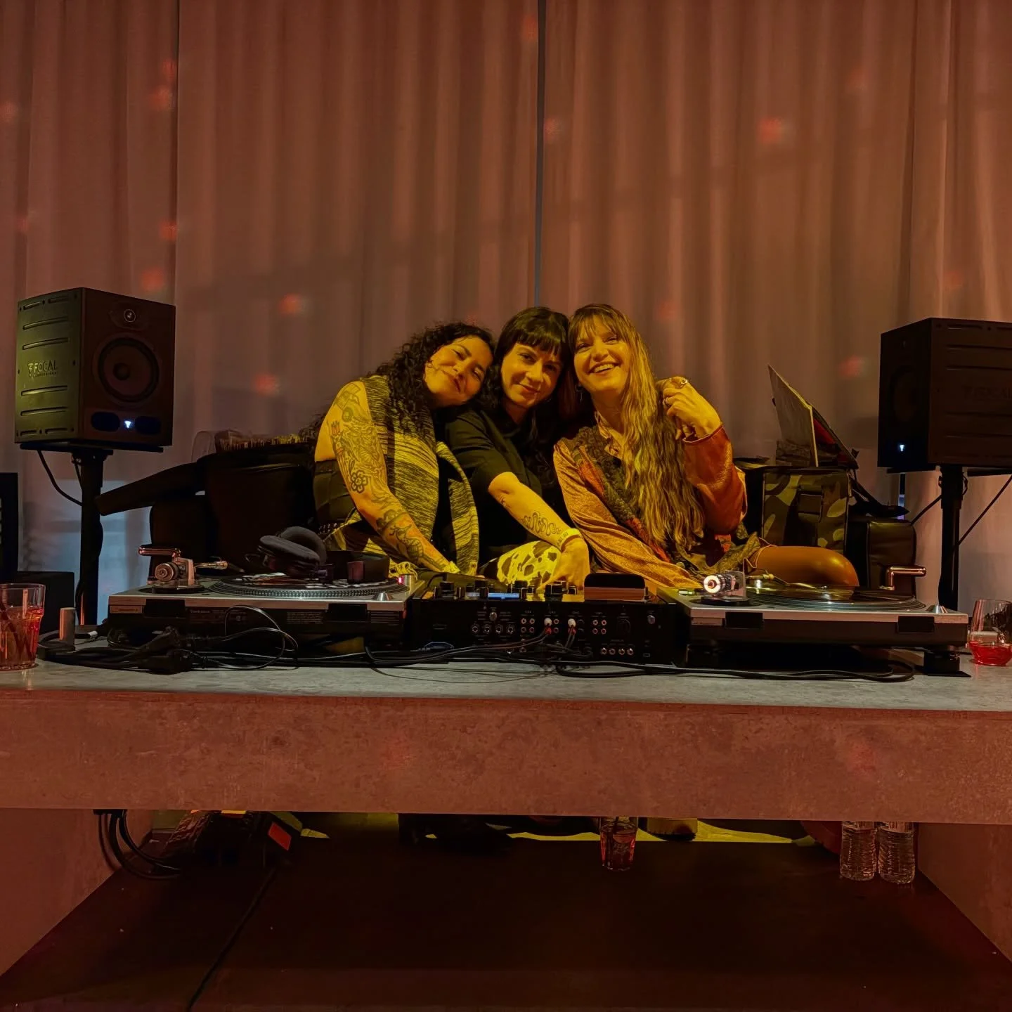 Otra noche de m&uacute;sica y discos en el Chatroom de @elsewherespace - un espacio chill y nuevo para nosotras!✨🎶✨🎶✨

Gracias a qui&eacute;nes nos acompa&ntilde;aron y disfrutaron de nuestros sets por @micasociale 🎶 @loly.roots 🎶y @lalin___da 🎶