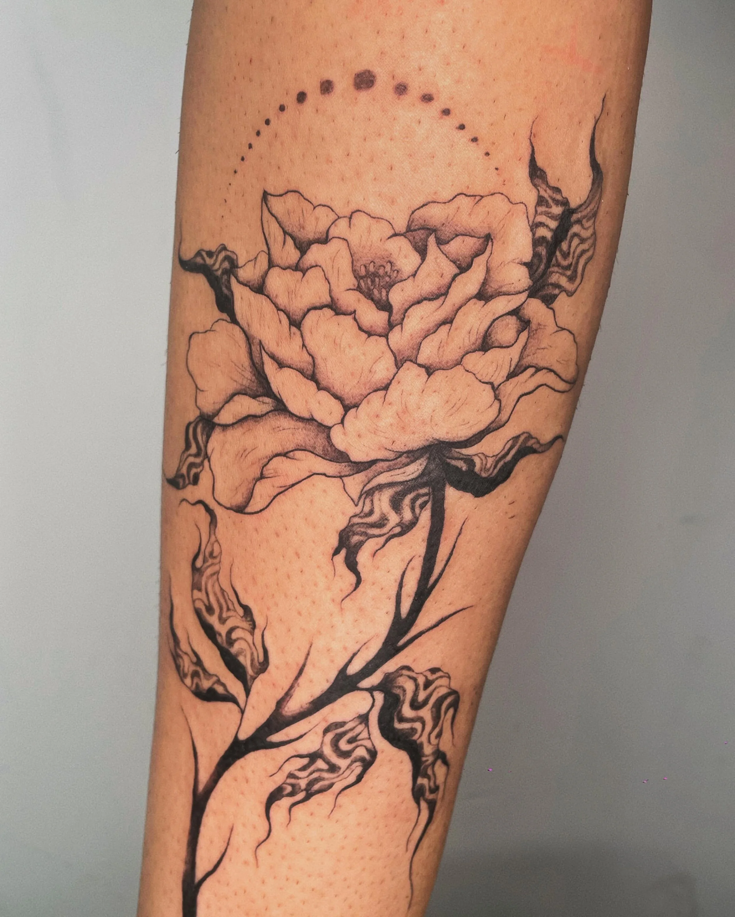Flowers season in the Black Forest 🌺 custom peony with raices for Uma 🌹 Currently booking tattoo appointments in New York For the rest of May, Jun &amp; Jul.
For any inquiries please DM me or check the link in bio.
Gracias!