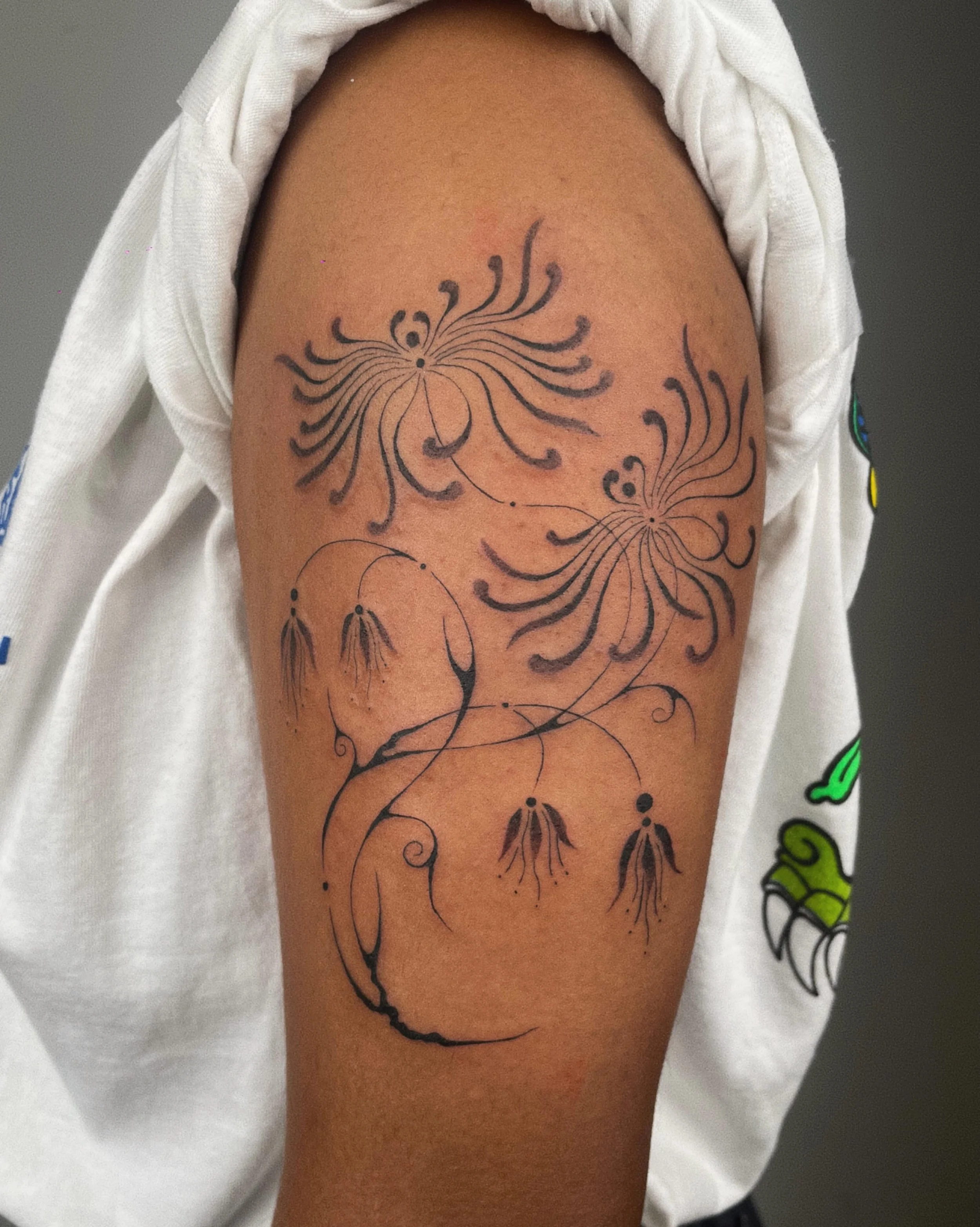Never getting tired of flowers 🌸 I have a lot of available designs in my flash book or custom ones are always welcome (check my highlights) 🌺 NYC books open for Jun &amp; Jul.
For any inquiries check the link in my bio or just DM me.
Thanks!
Done a
