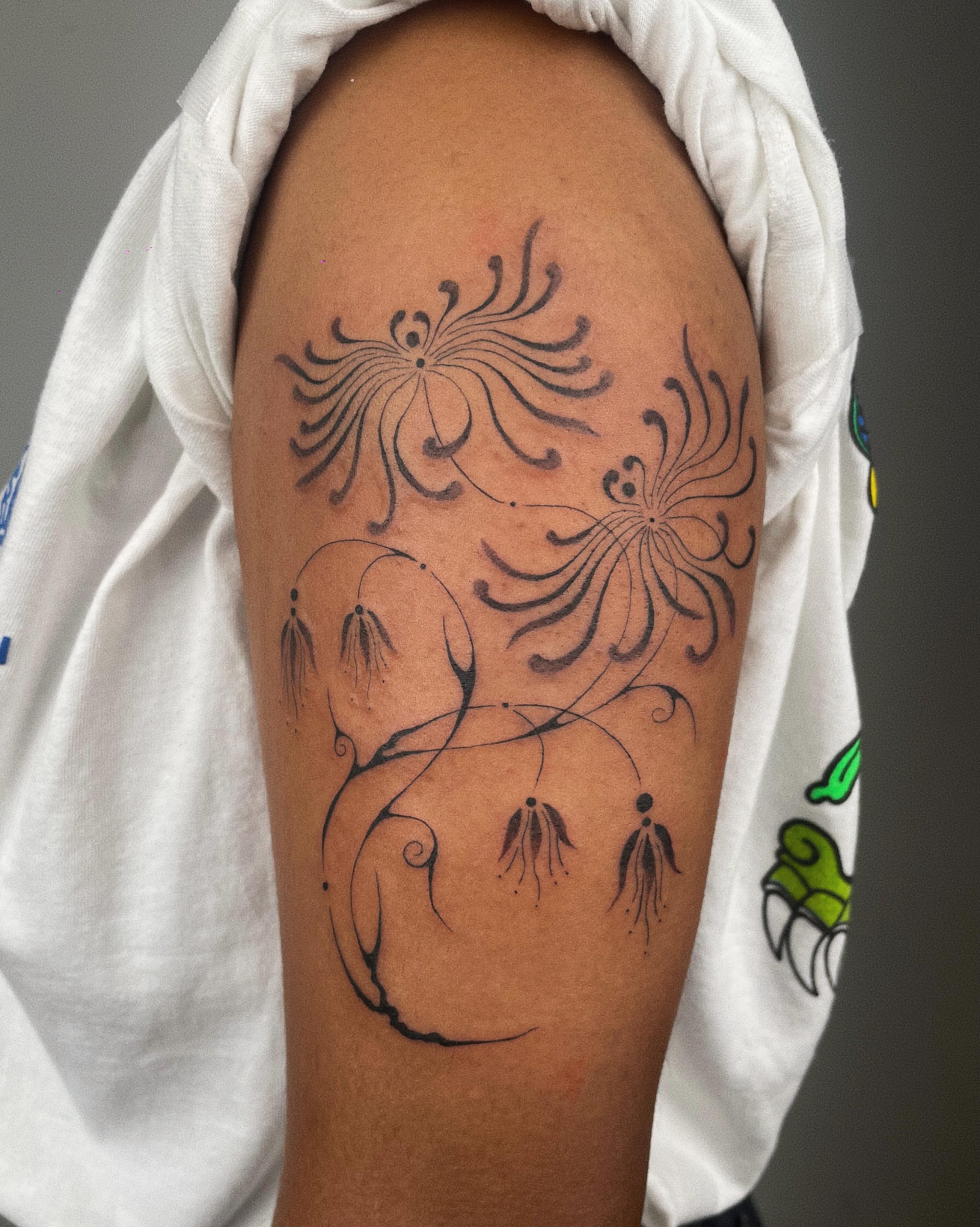Never getting tired of flowers 🌸 I have a lot of available designs in my flash book or custom ones are always welcome (check my highlights) 🌺 NYC books open for Jun &amp; Jul.
For any inquiries check the link in my bio or just DM me.
Thanks!
Done a