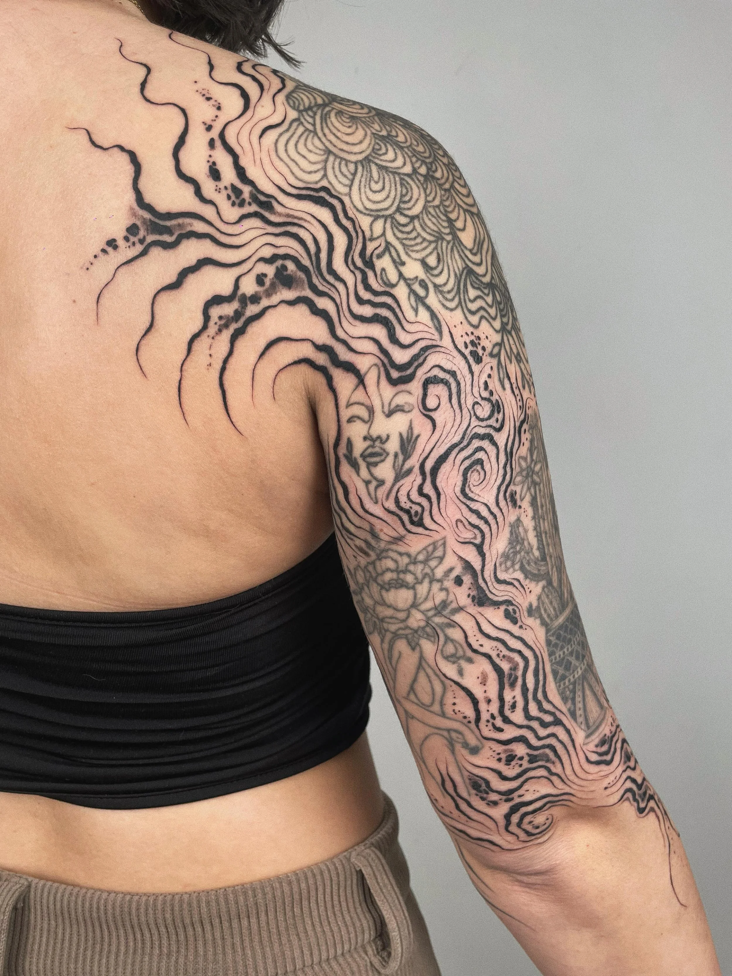 ✴︎Cool freehand project for Elizabeth✴︎ We did textures as fillers all around her previous tattoos and her arm. These textures look like water, earth, roots, wind, all nature inspired 🍃 Thanks Elizabeth for your trust and patience in the process 🍃
