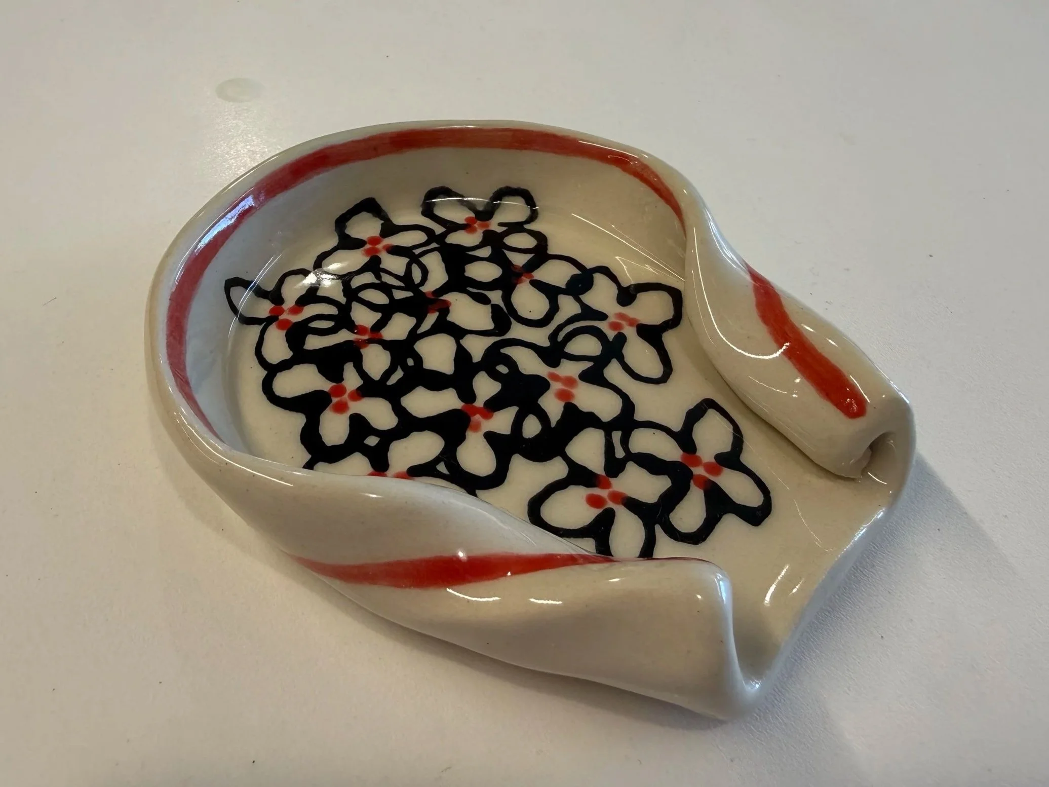 Spoon rest decorated with black line flower illustrations