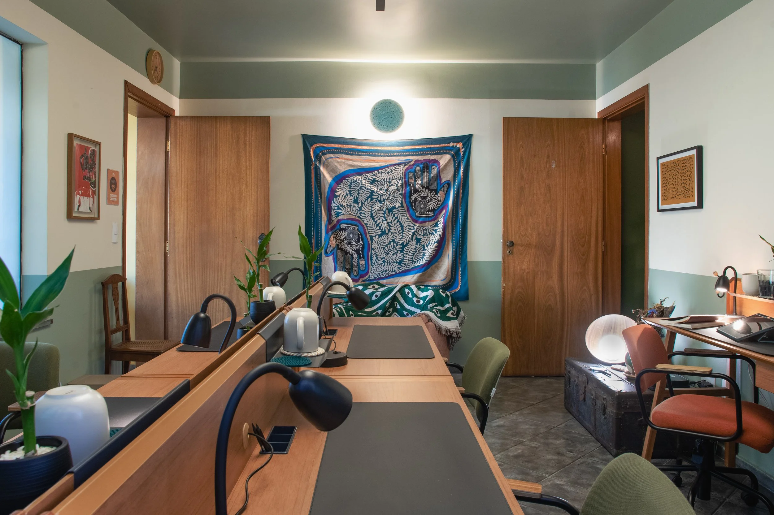 Imagem mais ampla da Sala Carolina Maria da Casa Cuia, ambiente de coworking para trabalho, estudos e pesquisas em Perdizes.