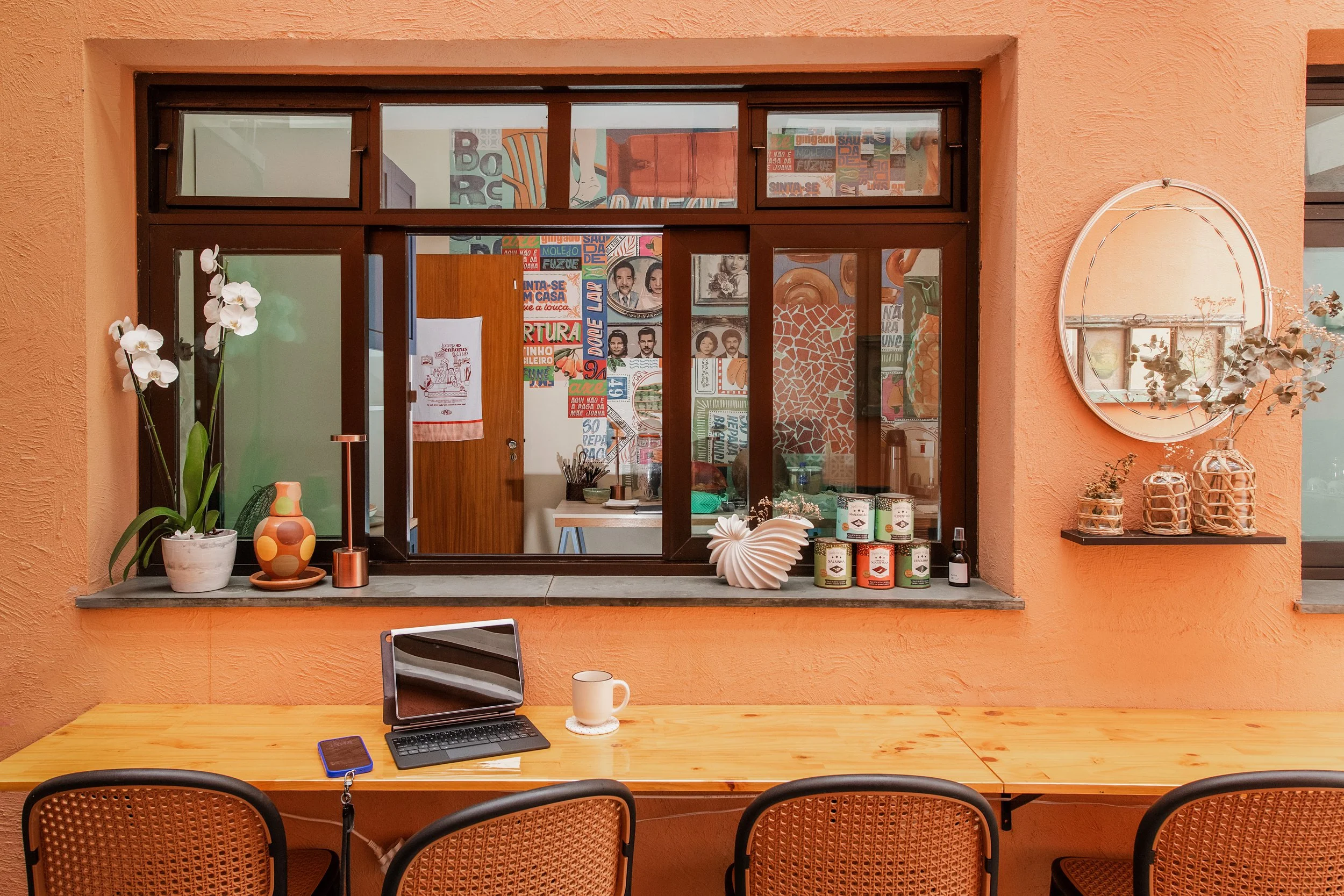 Cora Café da Casa Cuia em Perdizes, espaço iluminado para pausas, encontros e trabalho compartilhado.
