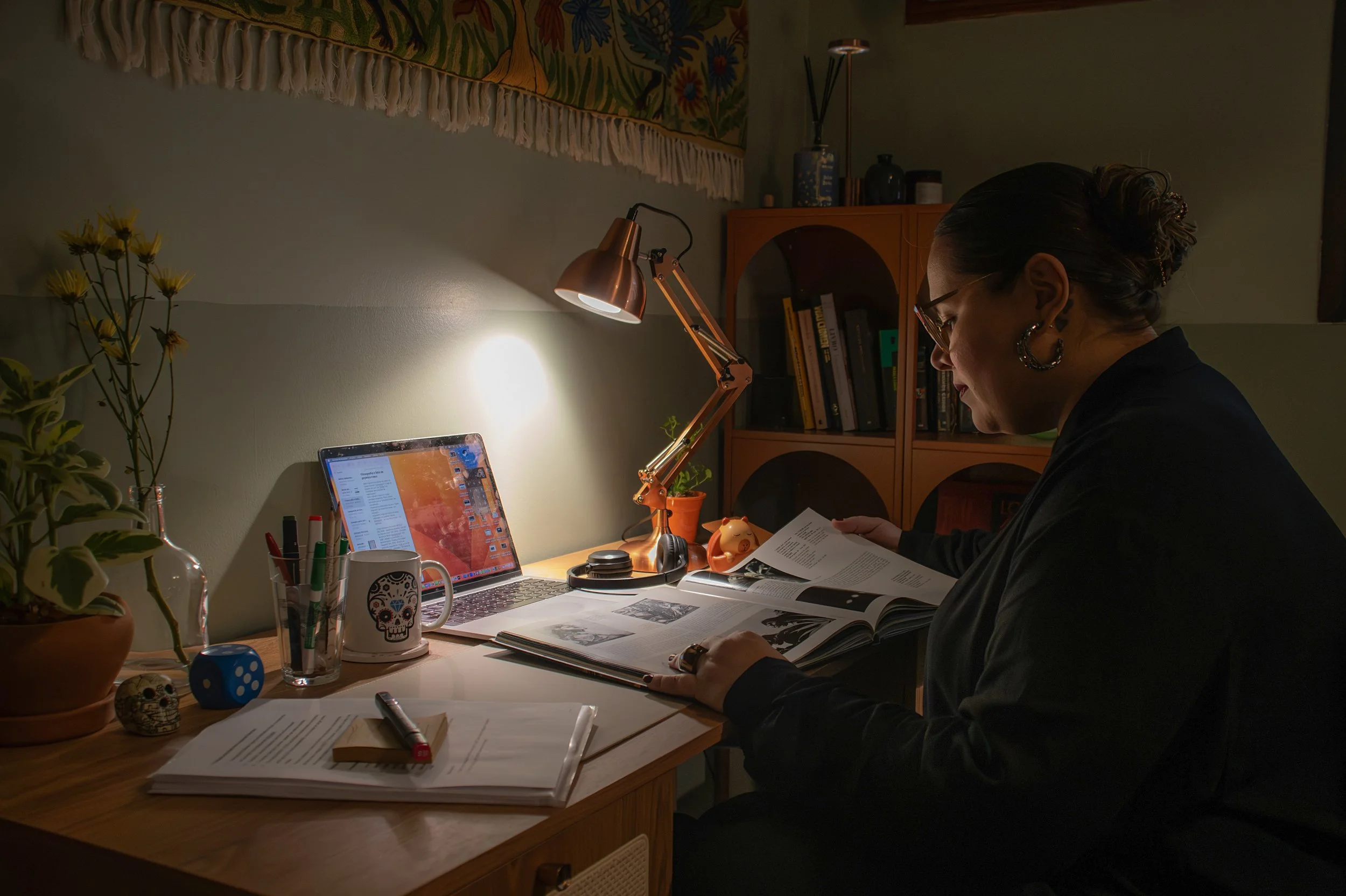 Sala compartilhada da Casa Cuia com mesa fixa, estante e estrutura para produção intelectual.