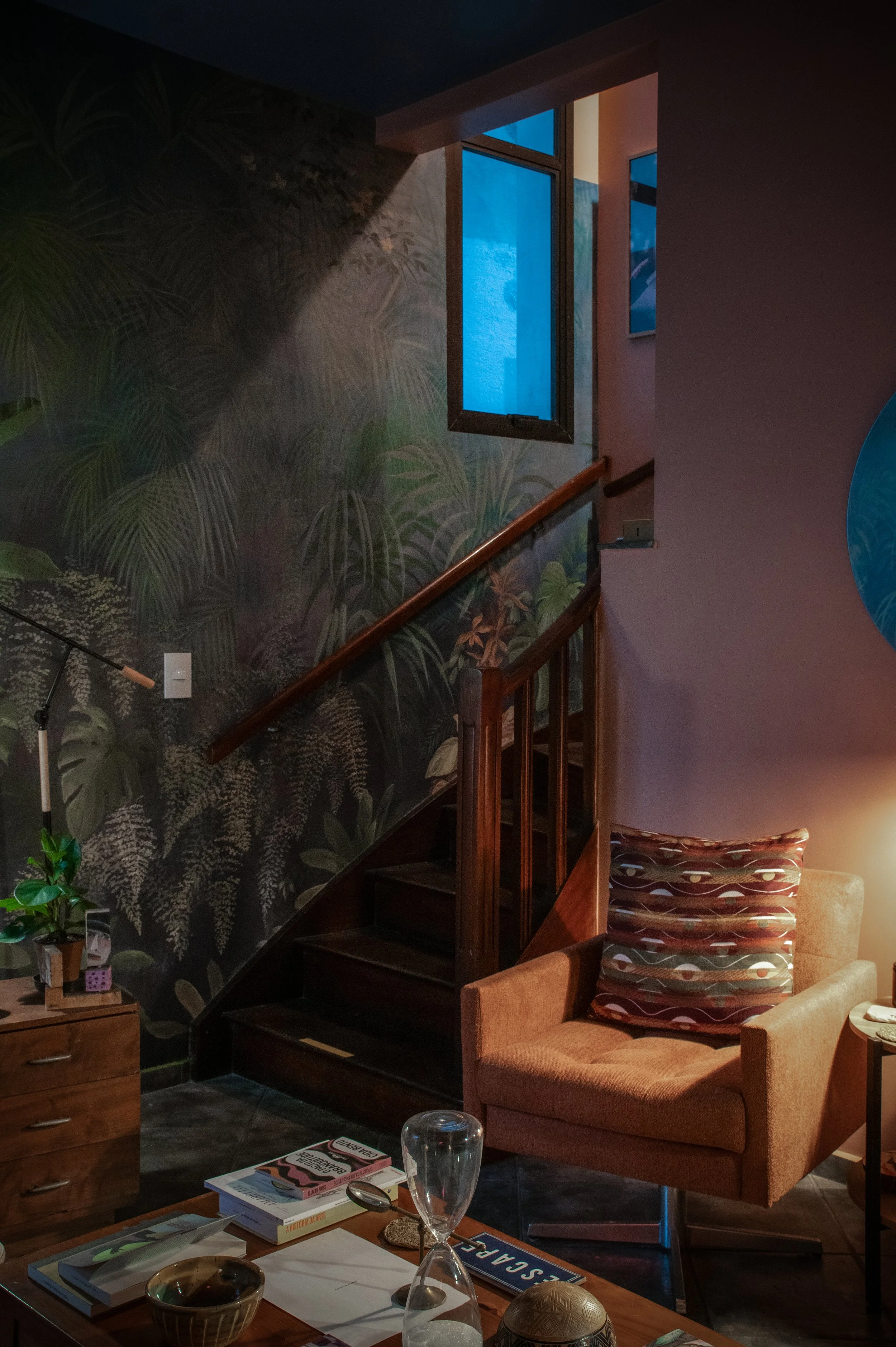 Poltrona na Sala Trudruá da Casa Cuia, sala acolhedora para leitura, trabalho silencioso e café em São Paulo.