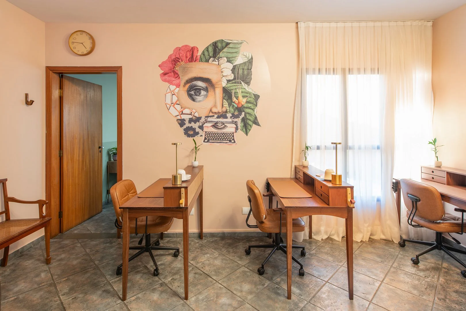 Sala Clarice da Casa Cuia, mesa fixa em coworking silencioso para pesquisa, escrita e trabalho em Perdizes.