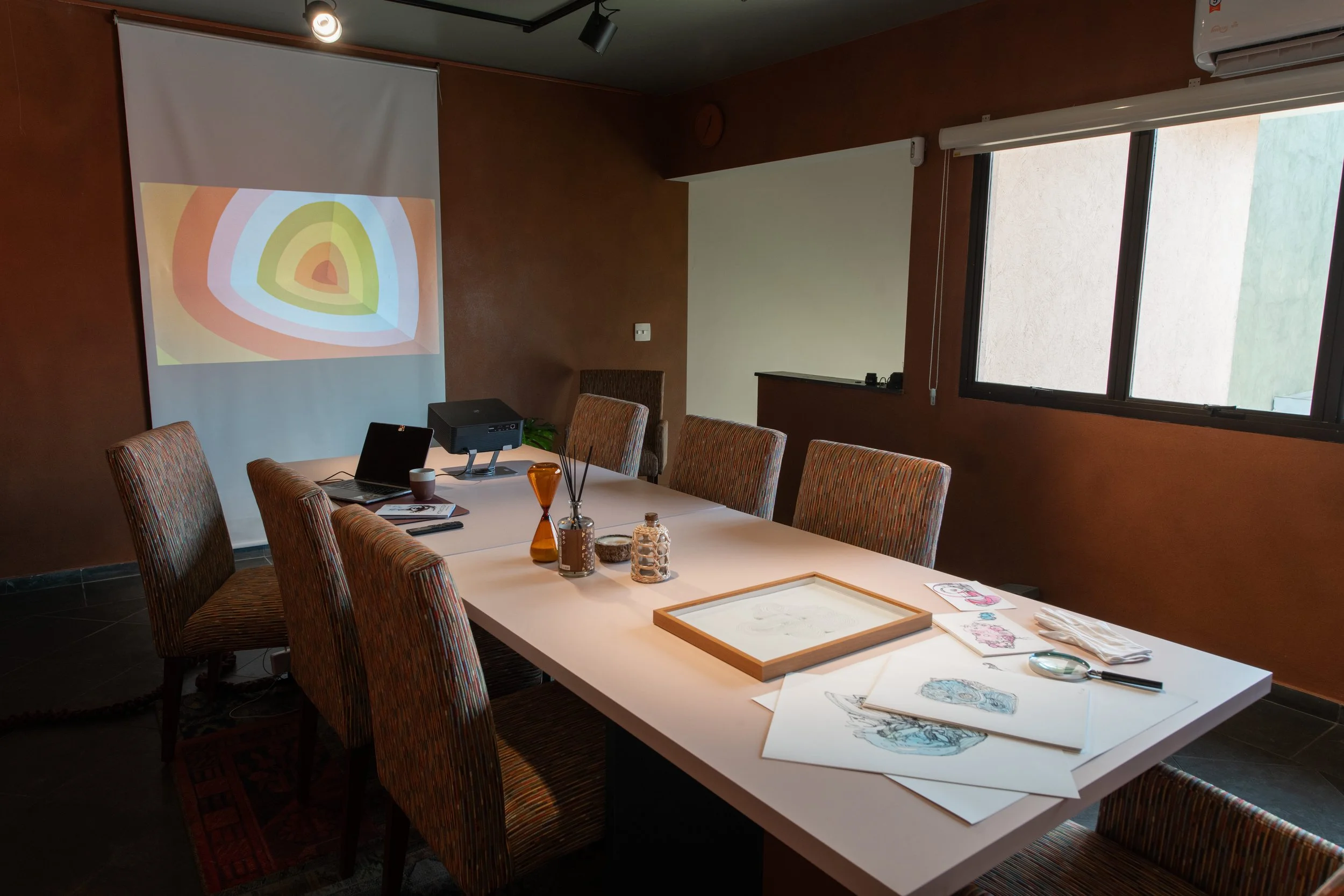 Ambiente da Sala Conceição, espaço acolhedor para encontros culturais e atividades coletivas em Perdizes.