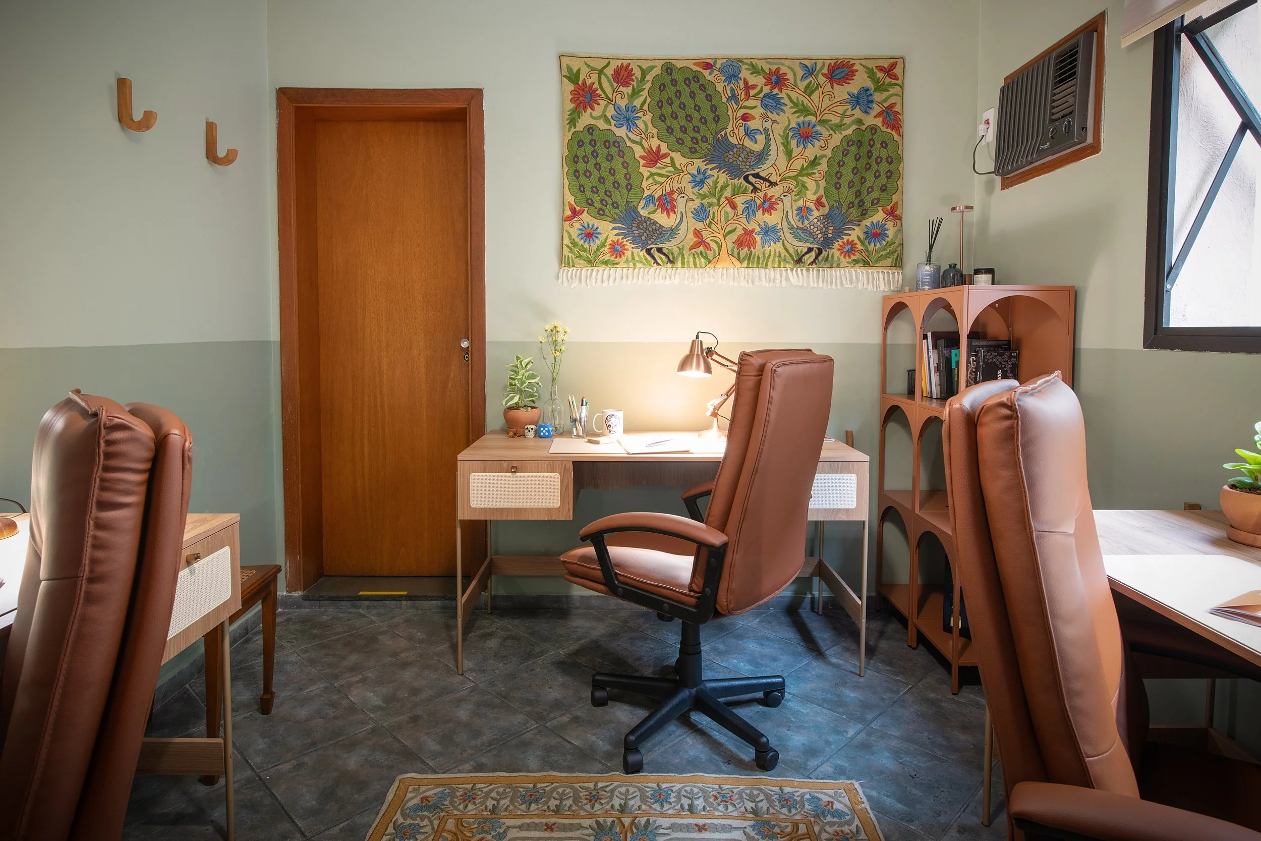 Ambiente da Sala Virginia na Casa Cuia, coworking para residentes em Perdizes.