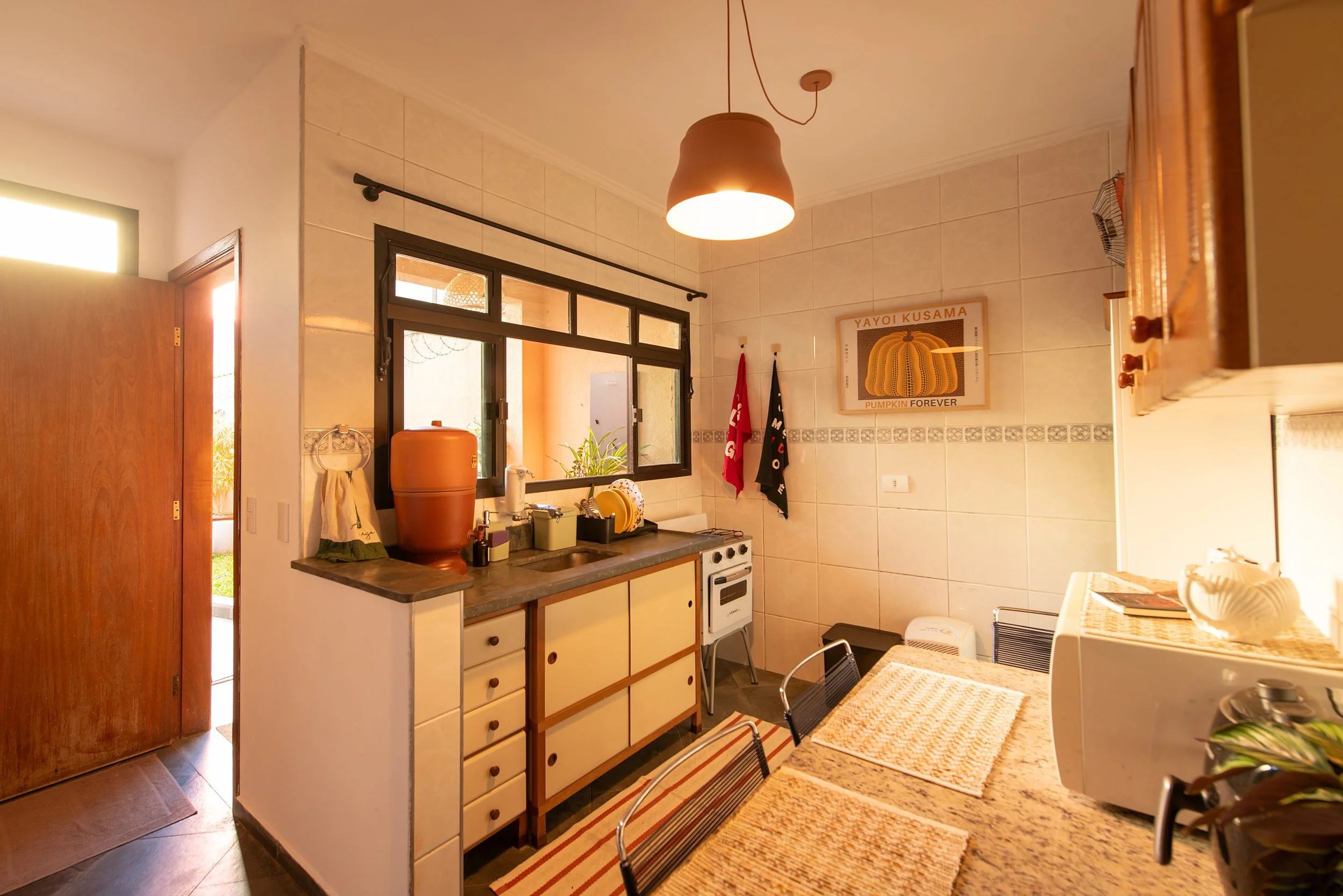 Cozinha Han da Casa Cuia, copa compartilhada para pausas e refeições no coworking em Perdizes.