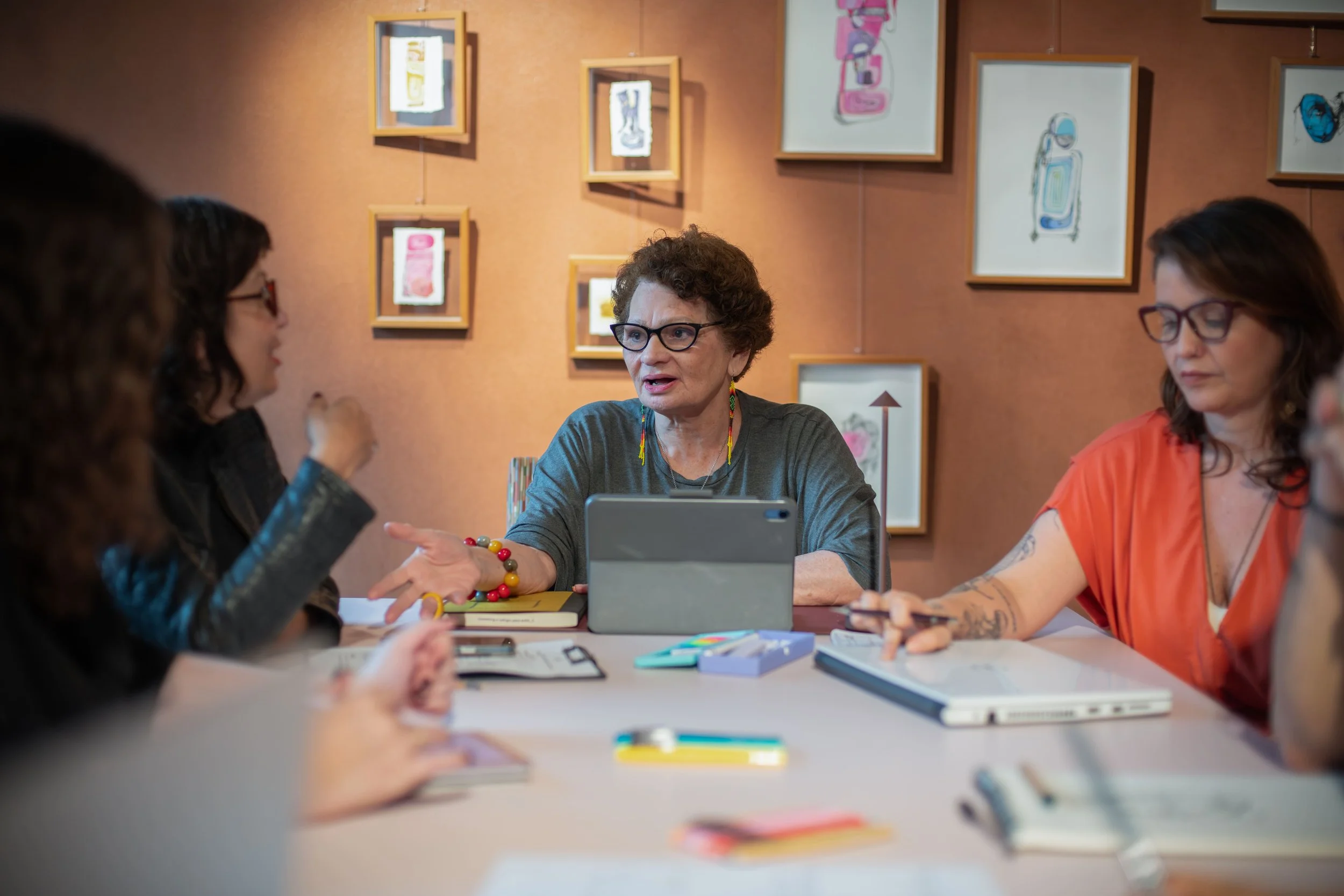Espaço para grupos de leitura e cursos na Sala Conceição da Casa Cuia em São Paulo.