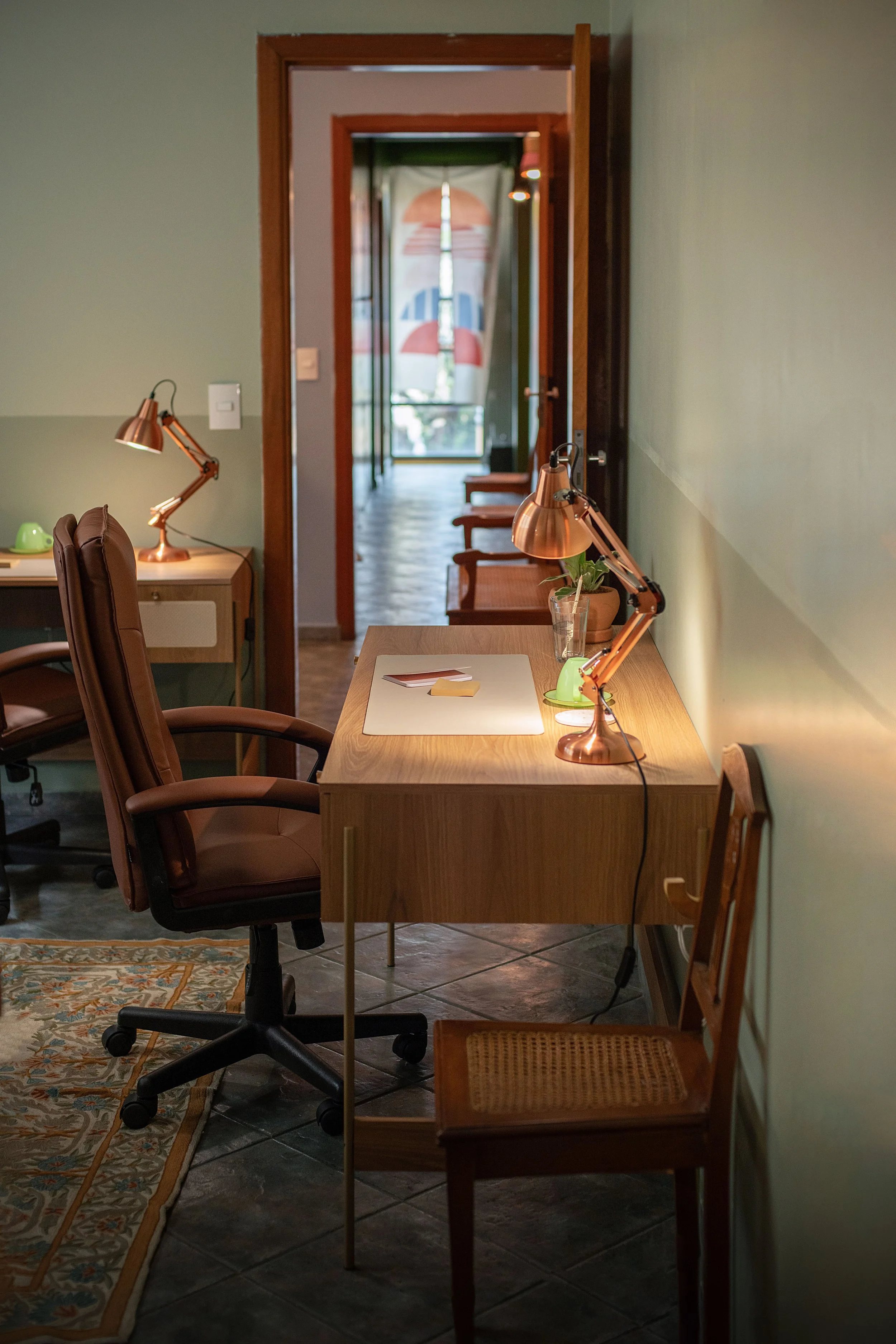 Na Casa Cuia, você pode reservar mesas, assentos e ambientes de coworking em Perdizes para trabalhar, pesquisar, escrever, ler, estudar ou realizar encontros em um espaço silencioso e acolhedor.