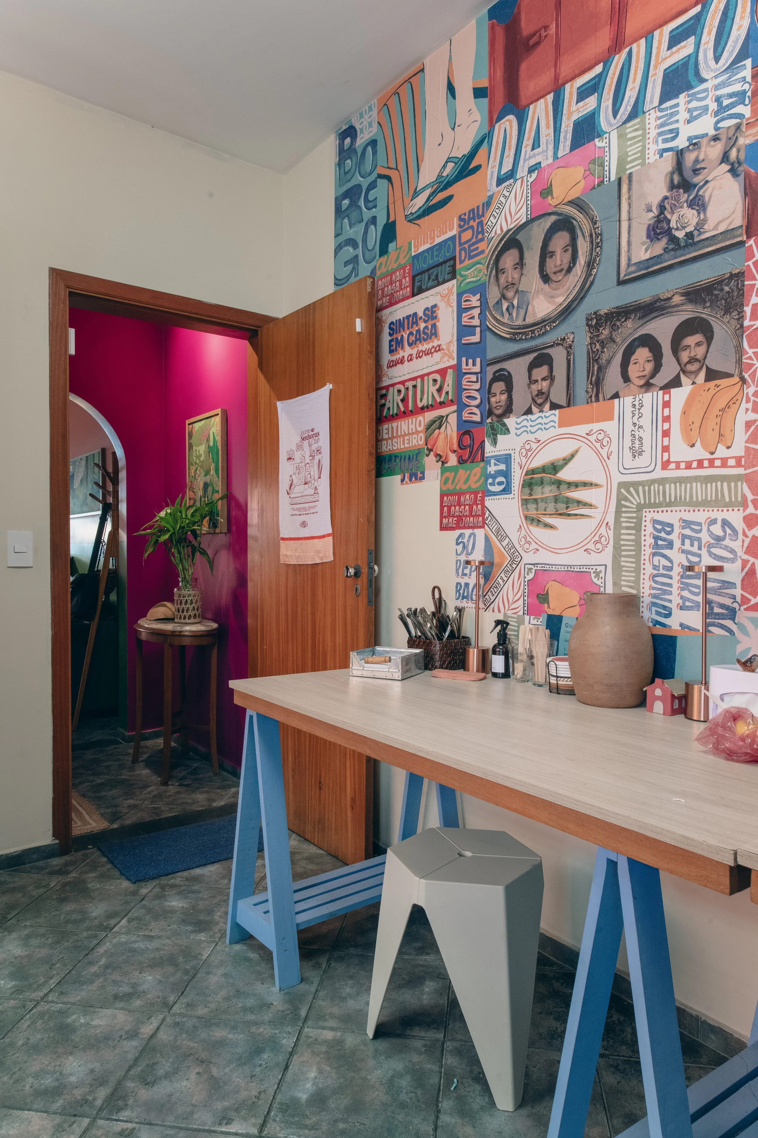 Cozinha do Cora Café da Casa Cuia em Perdizes, espaço iluminado para pausas, café, lanche, encontros e trabalho compartilhado.