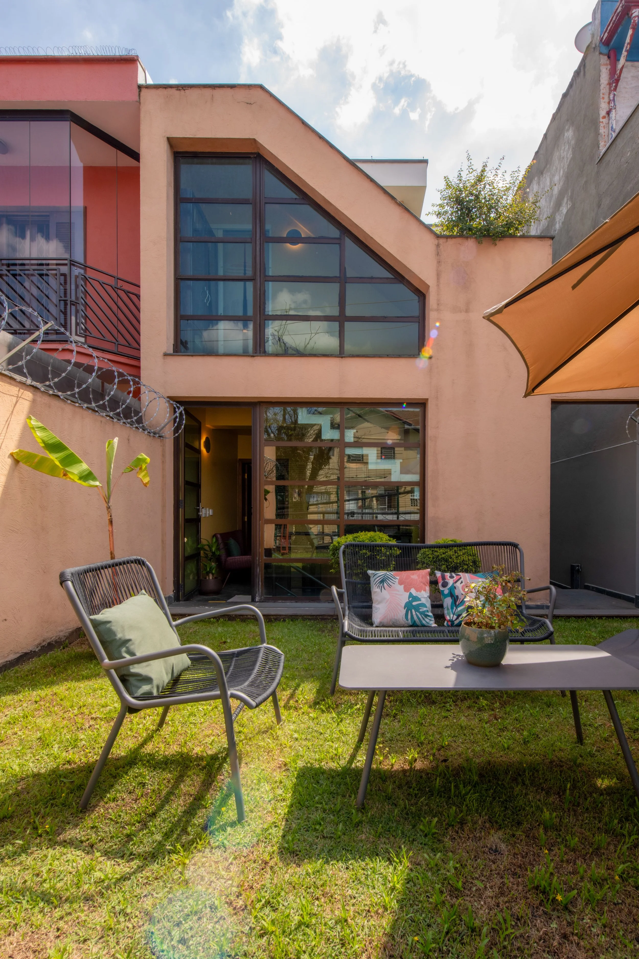 Área de convívio da Casa Cuia em Perdizes, com espaços compartilhados para pausa, leitura e trabalho.