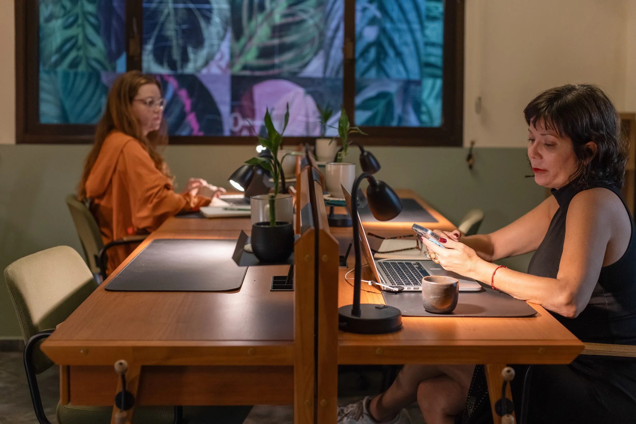 Sala Carolina Maria com estações de trabalho, wi-fi e ambiente silencioso na Casa Cuia.