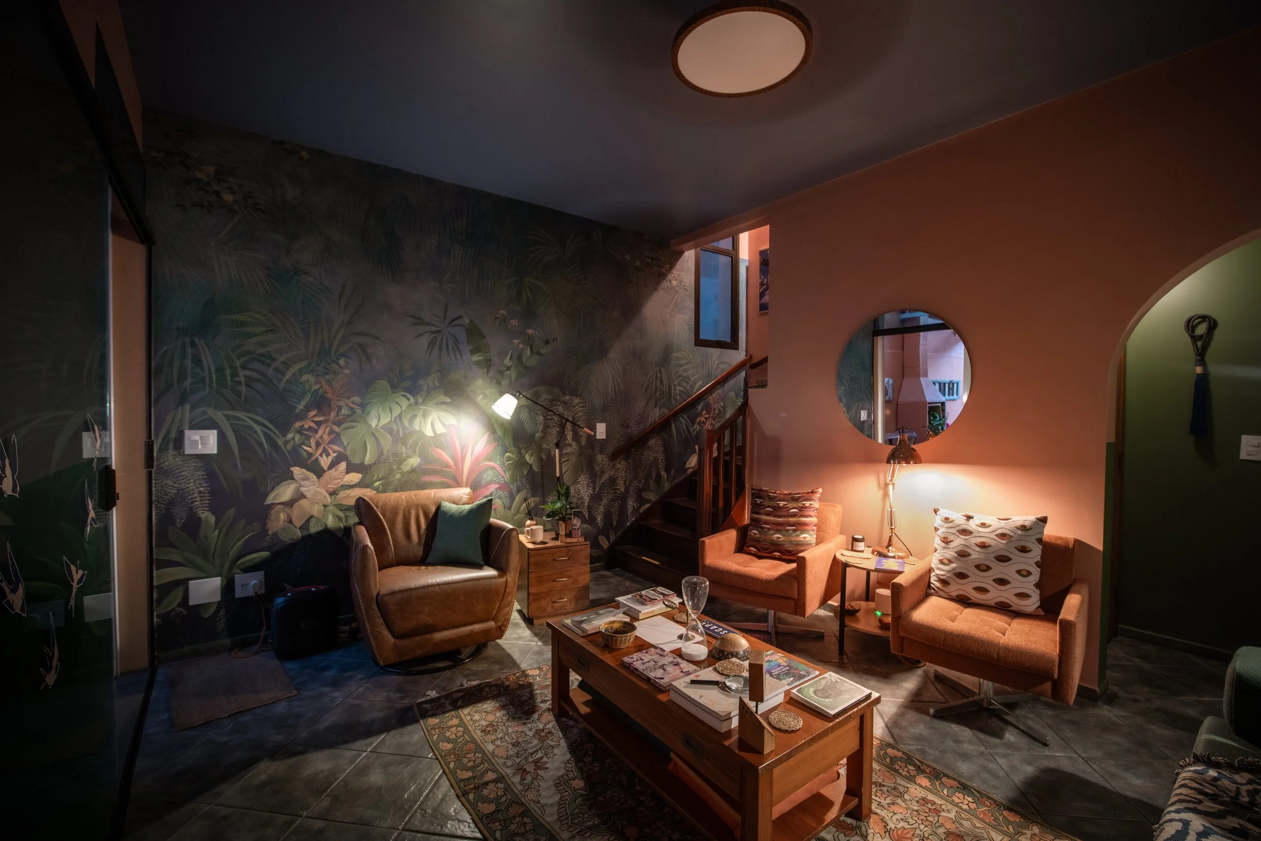 Poltronas da Sala Trudruá na Casa Cuia, ambiente acolhedor para trabalhar e ler em São Paulo.