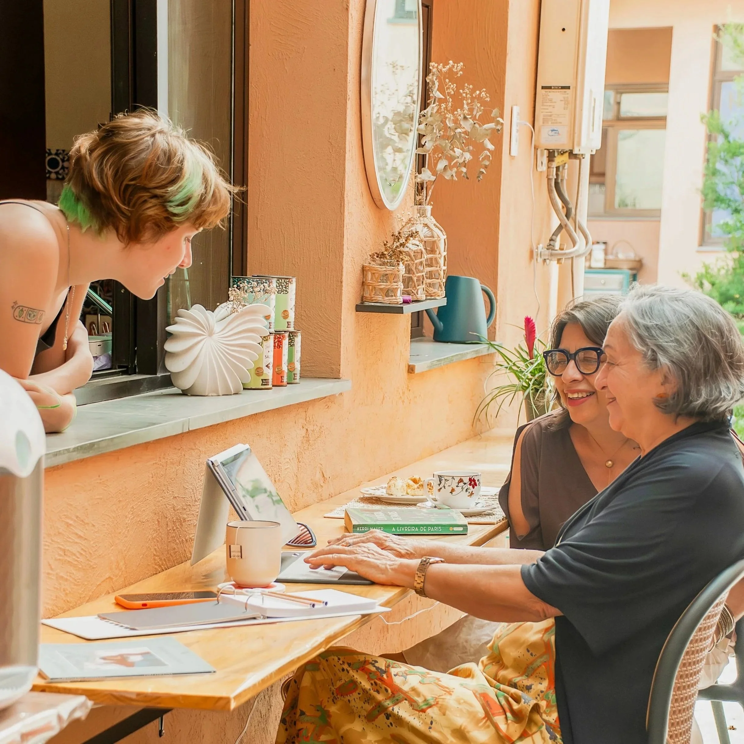 Ambiente acolhedor da Casa Cuia para pesquisa, escrita, autoria e trabalho.