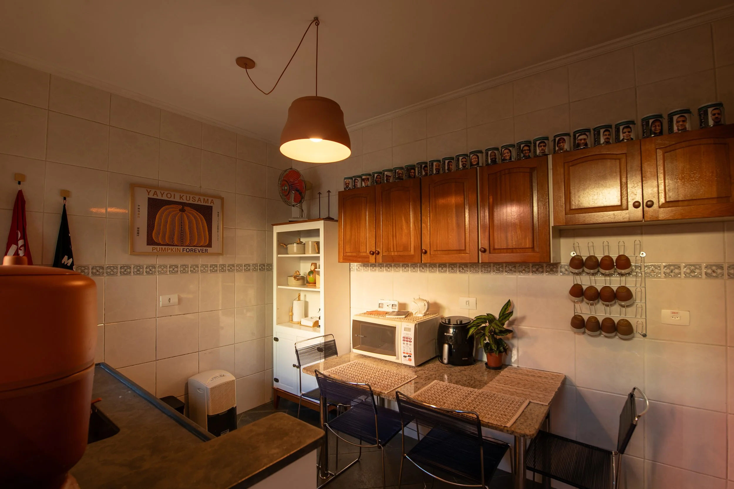 Cozinha Han confortável e aconchegante da Casa Cuia, copa compartilhada para pausas e refeições no coworking em Perdizes.