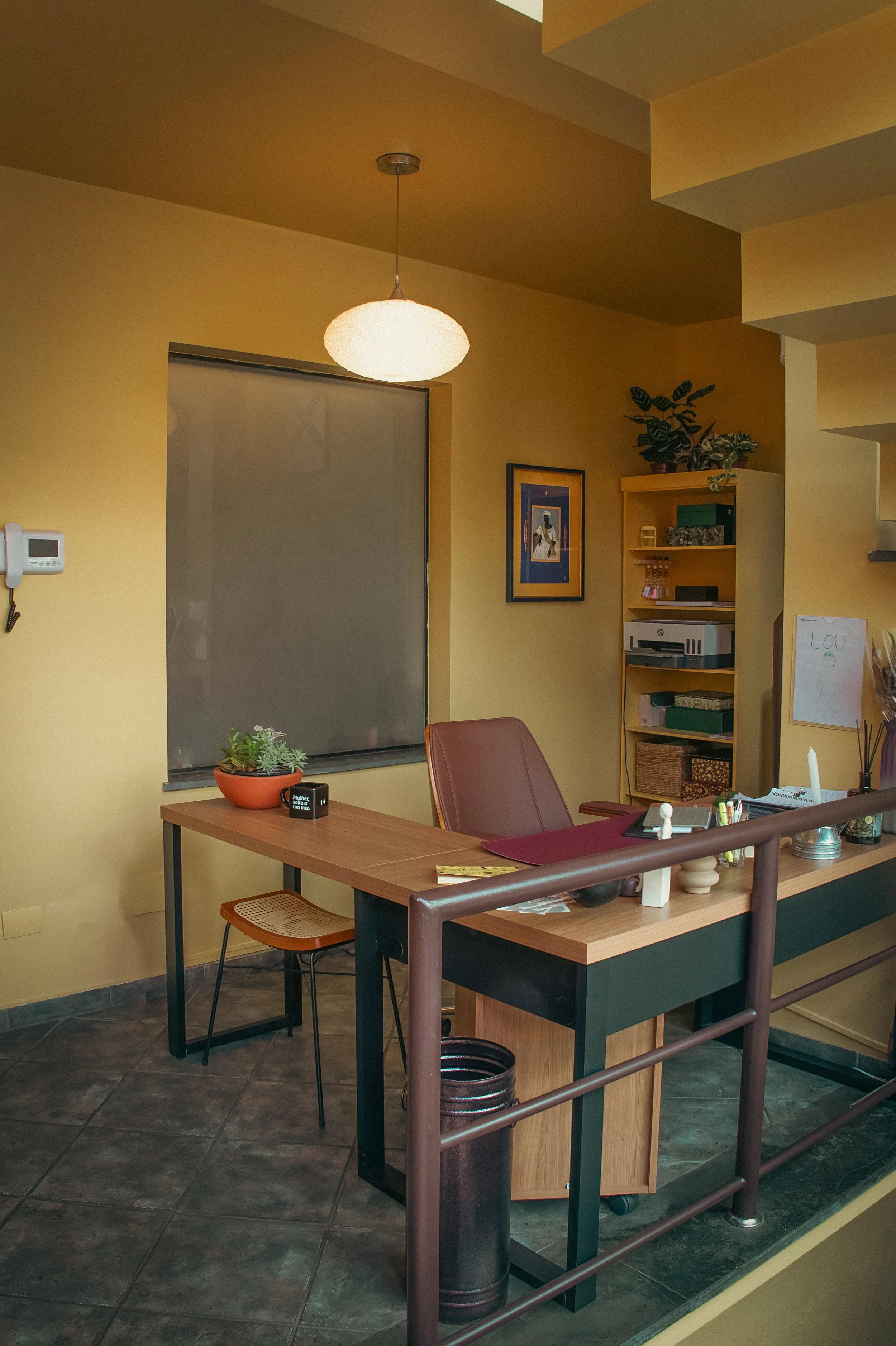 Recepção Charlotte da Casa Cuia, entrada acolhedora do coworking silencioso em Perdizes.