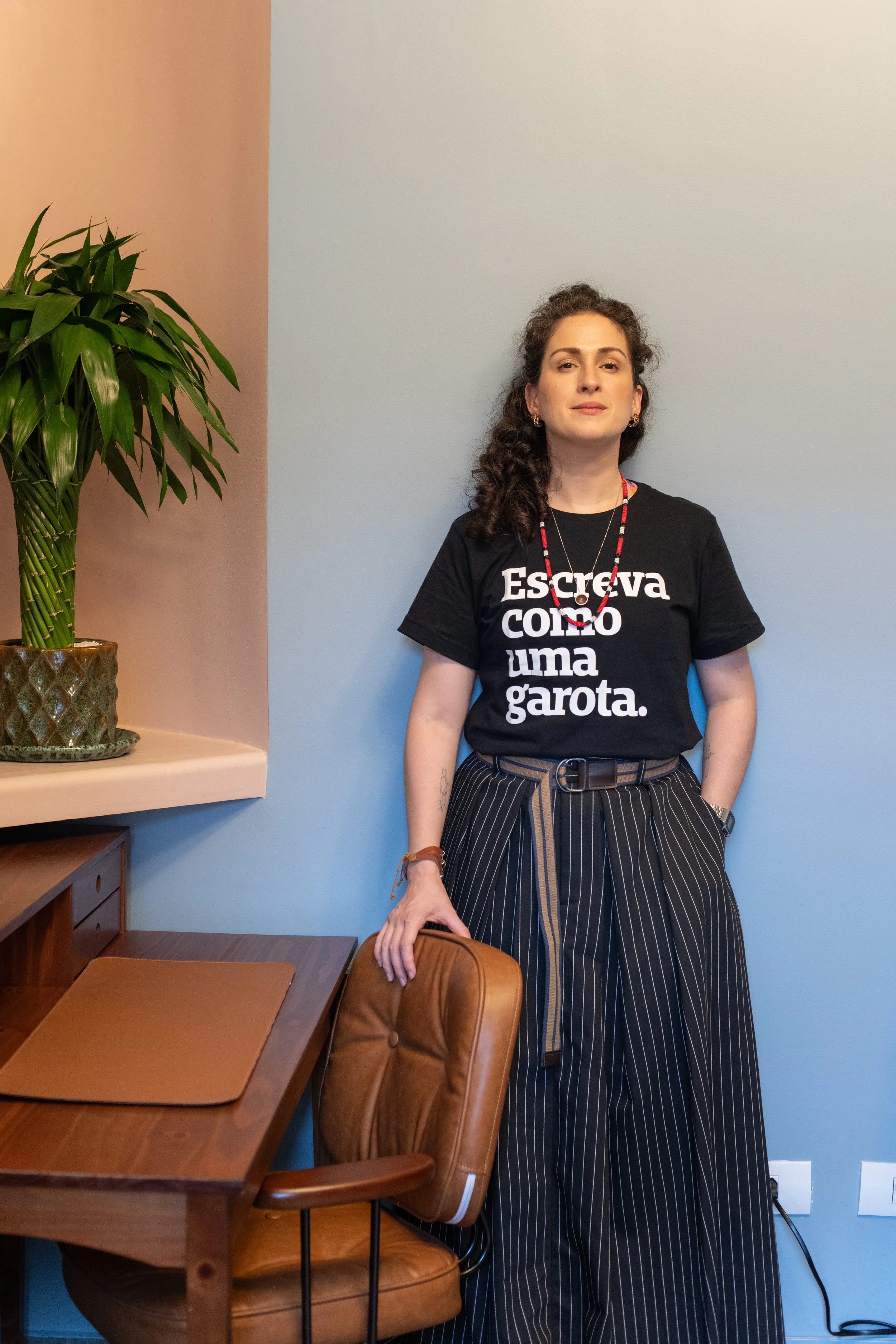 Juliana Vasconcelos, anfitriã e idealizadora da Casa Cuia, refúgio e coworking silencioso em Perdizes, São Paulo.