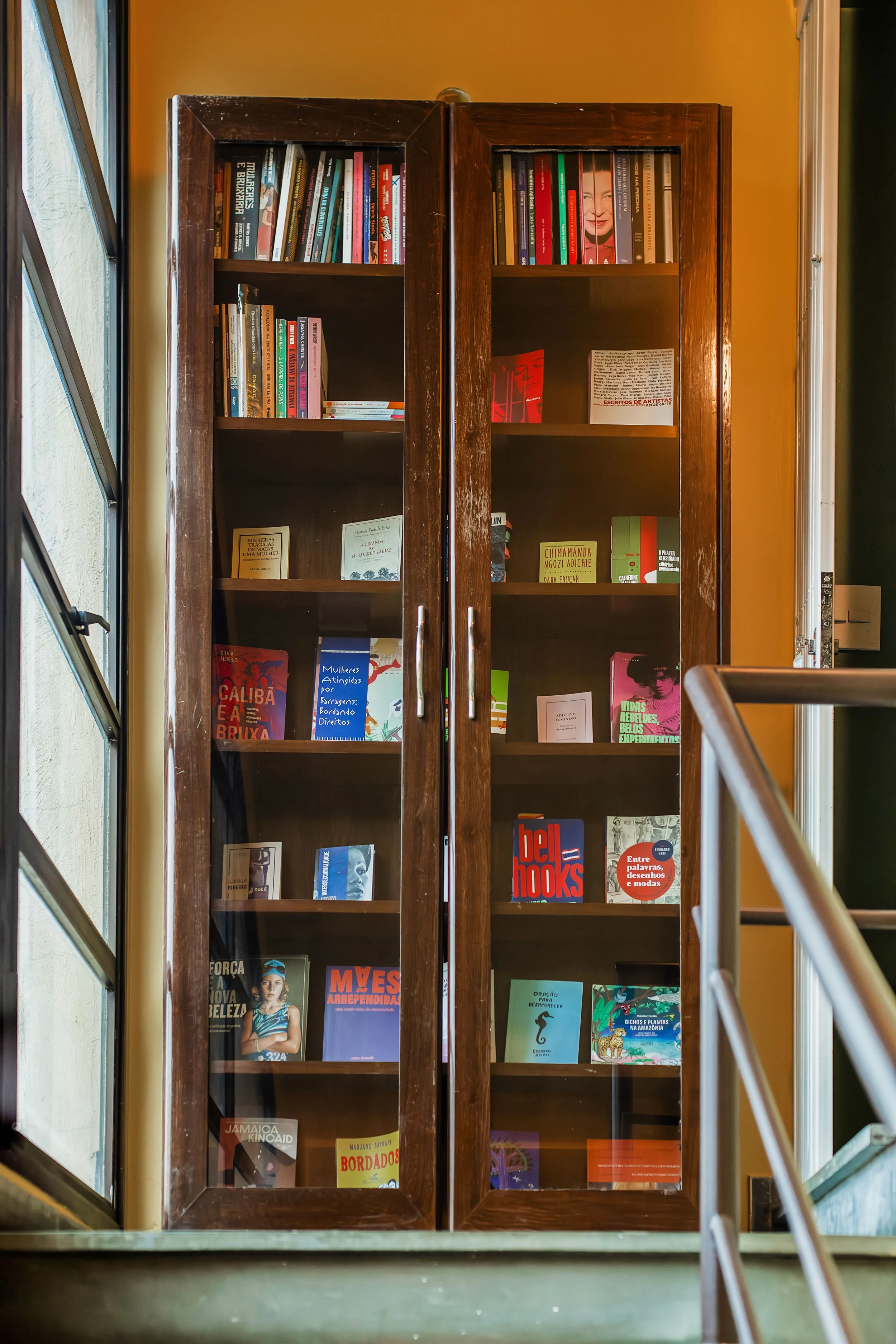Estante da Biblioteca das Cunhãs, espaço de leitura e pesquisa da Casa Cuia em São Paulo.