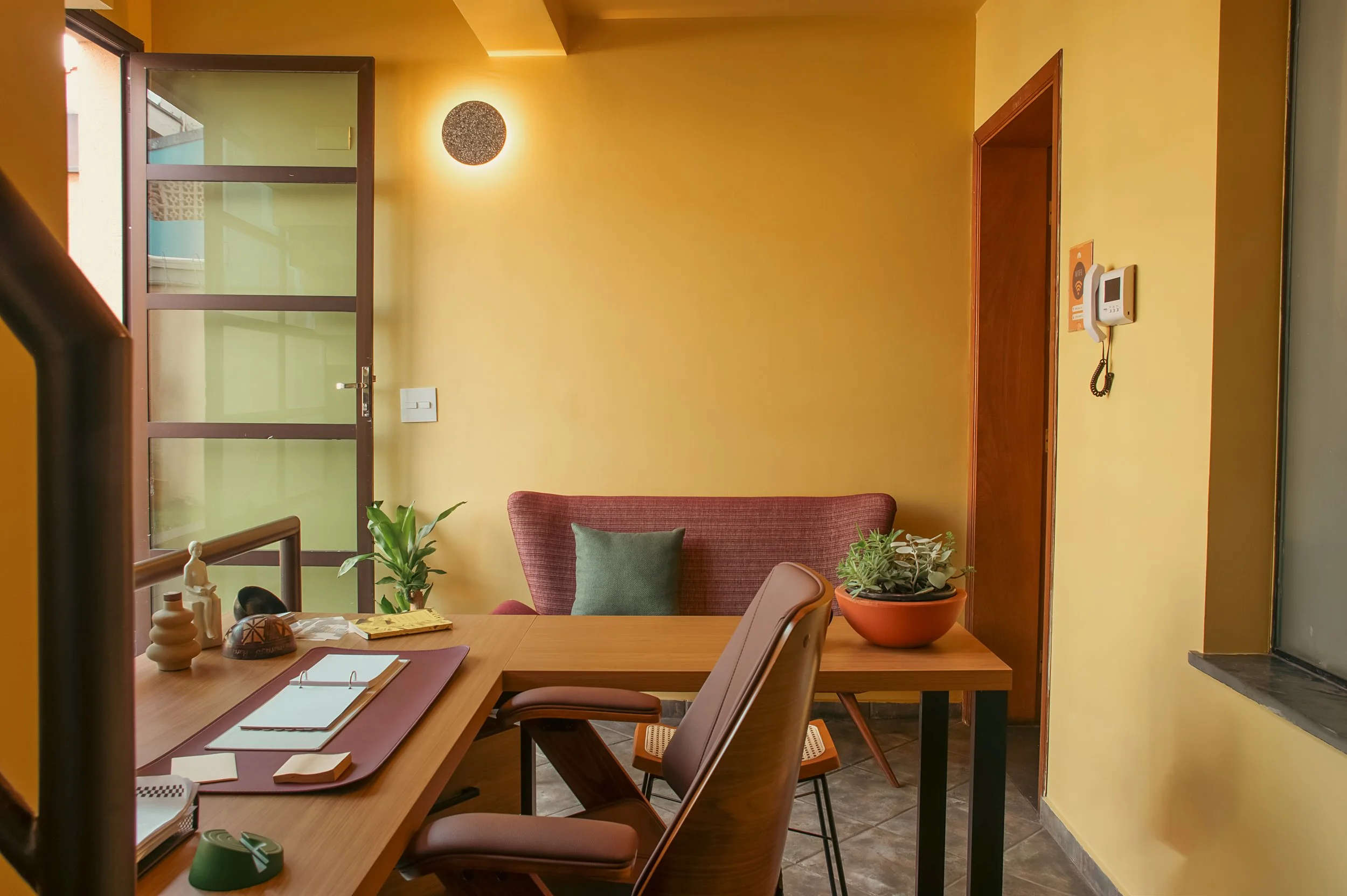 Sofá na Recepção Charlotte da Casa Cuia, entrada acolhedora do coworking silencioso em Perdizes.