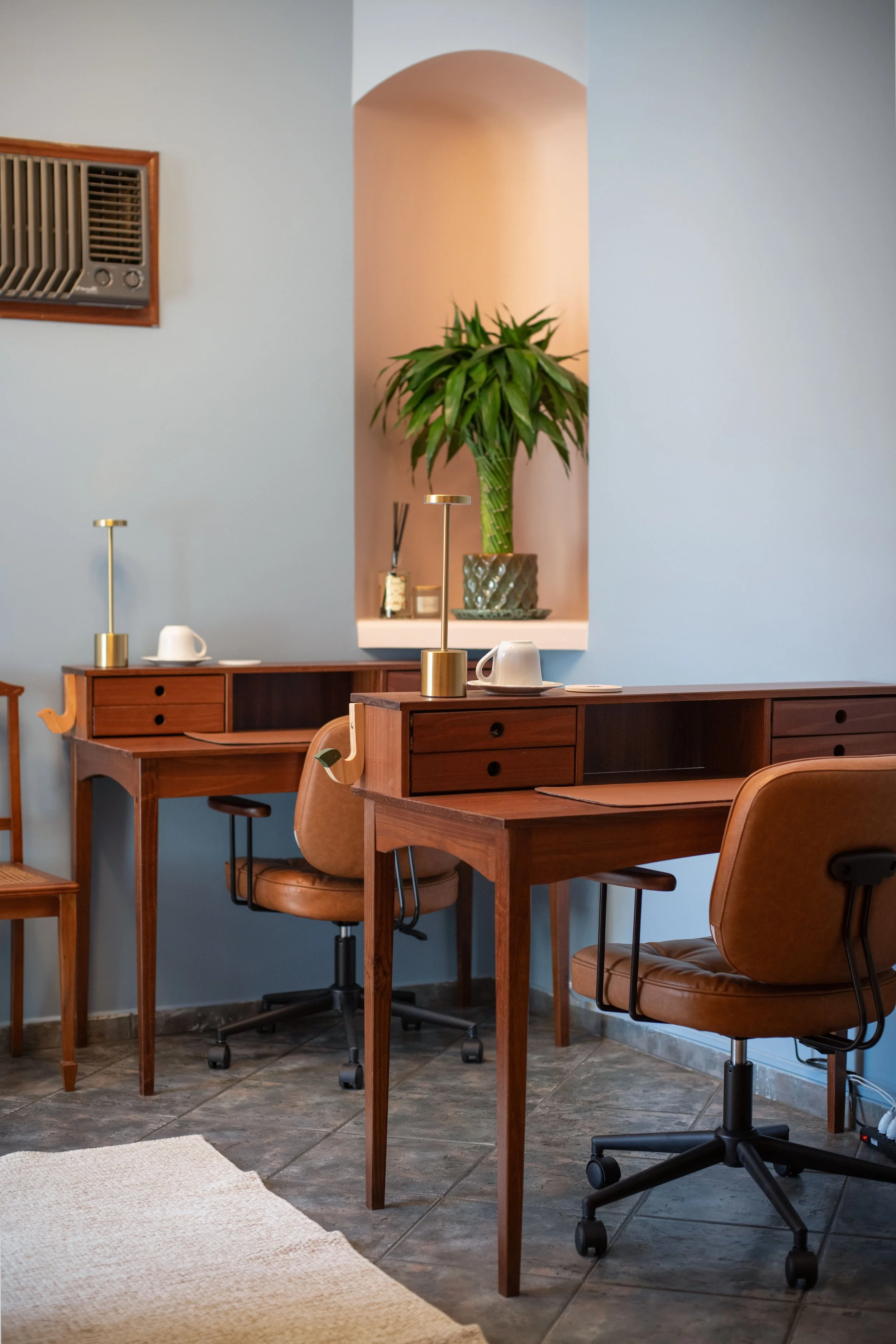 Sala Clarice da Casa Cuia, ambiente de coworking com mesas rotativas para trabalho e pesquisa.
