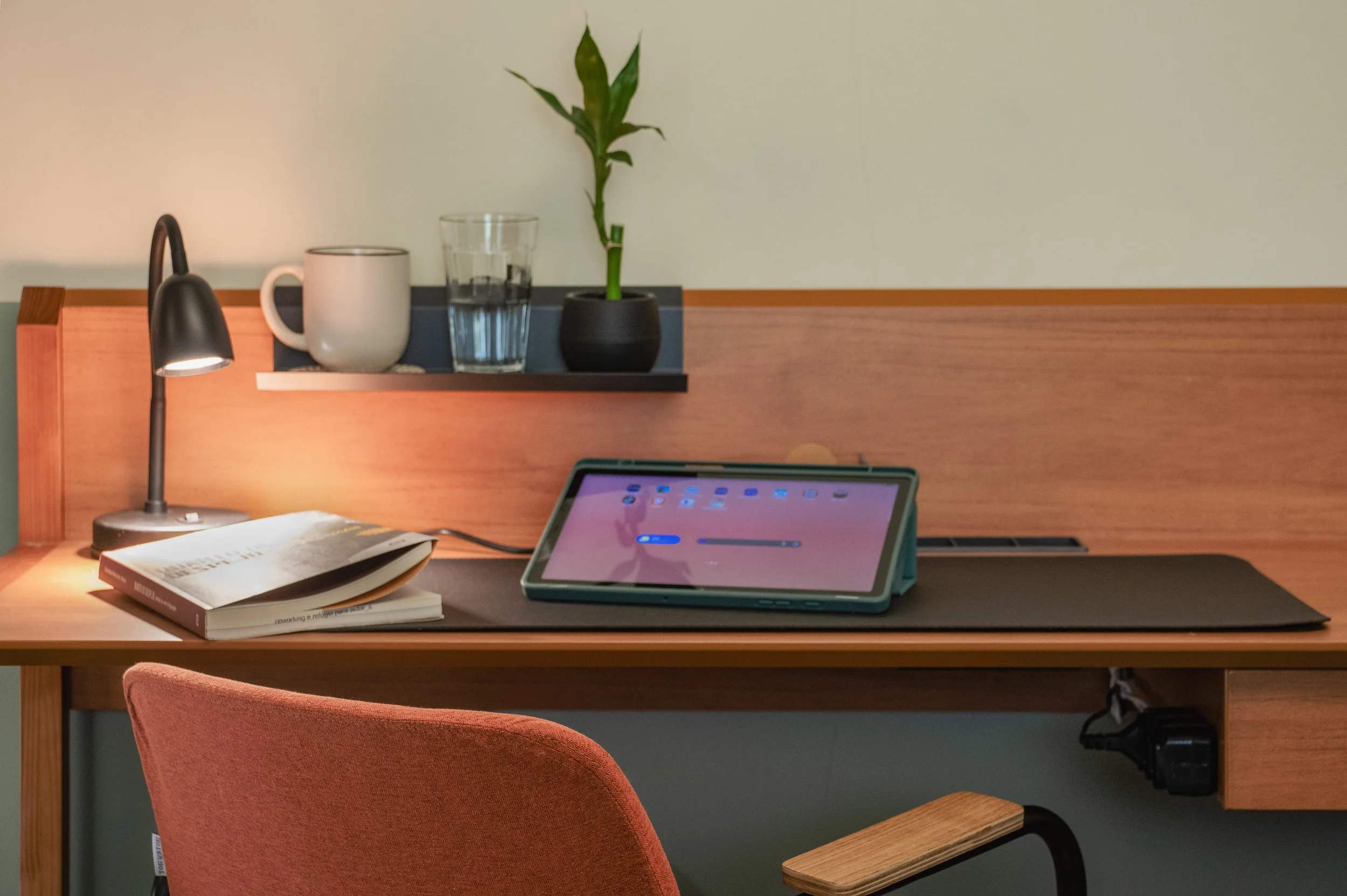Coworking da Casa Cuia em Perdizes, com mesa avulsa na Sala Carolina Maria.