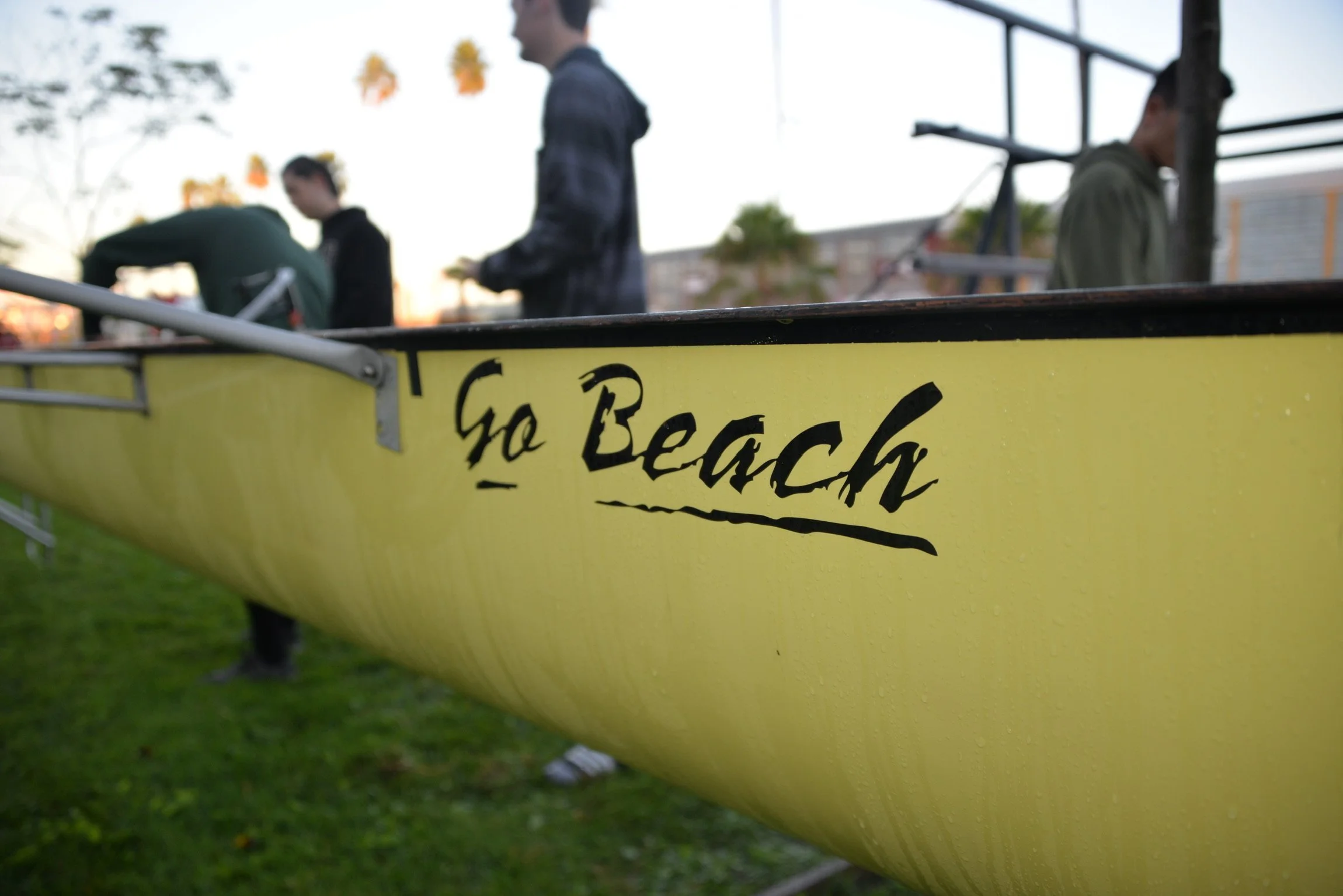 The Men’s Crew rig their boat before the race.