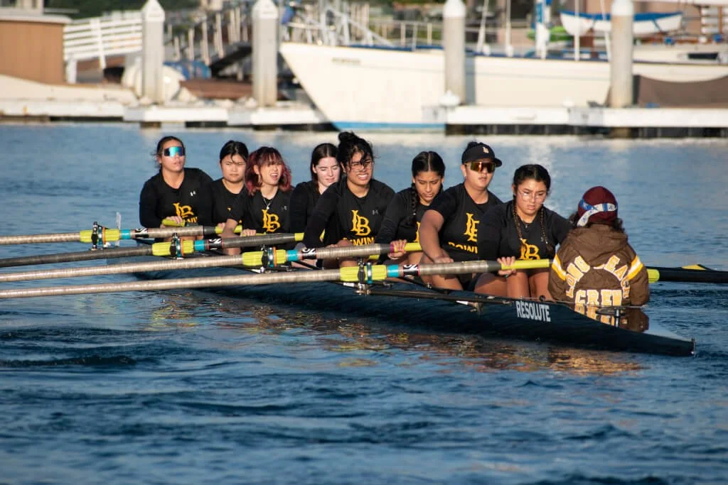 LBSU Women close on the finish line in the head race.