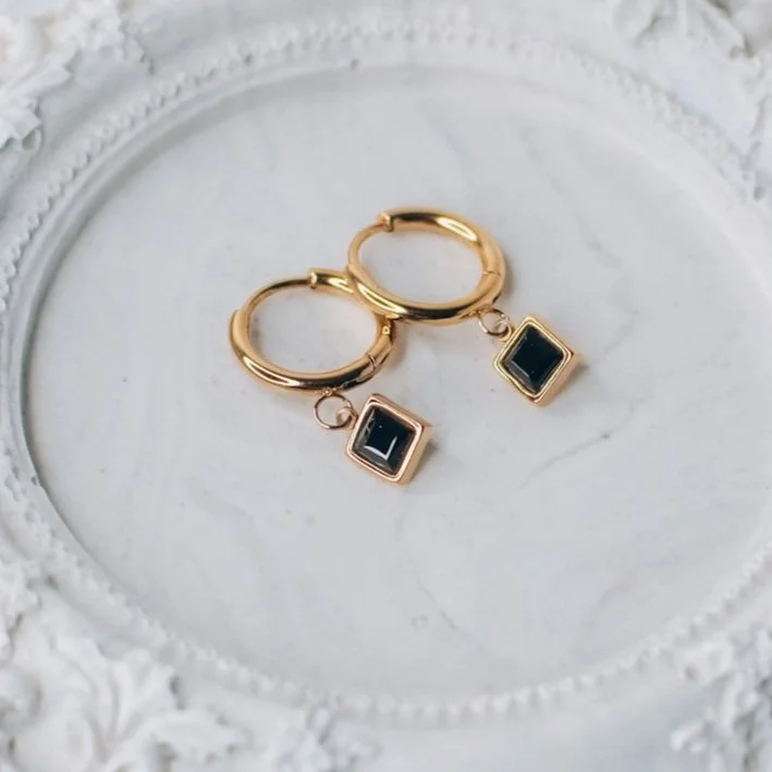  black and gold jewelry, gold jewelry Calgary, waterproof gold jewelry, tarnish-free jewelry, minimalist gold jewelry, gold jewelry styling. 