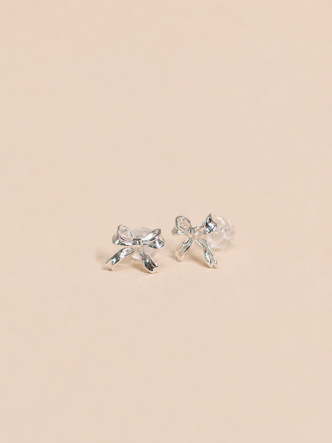 bow earring silver.png