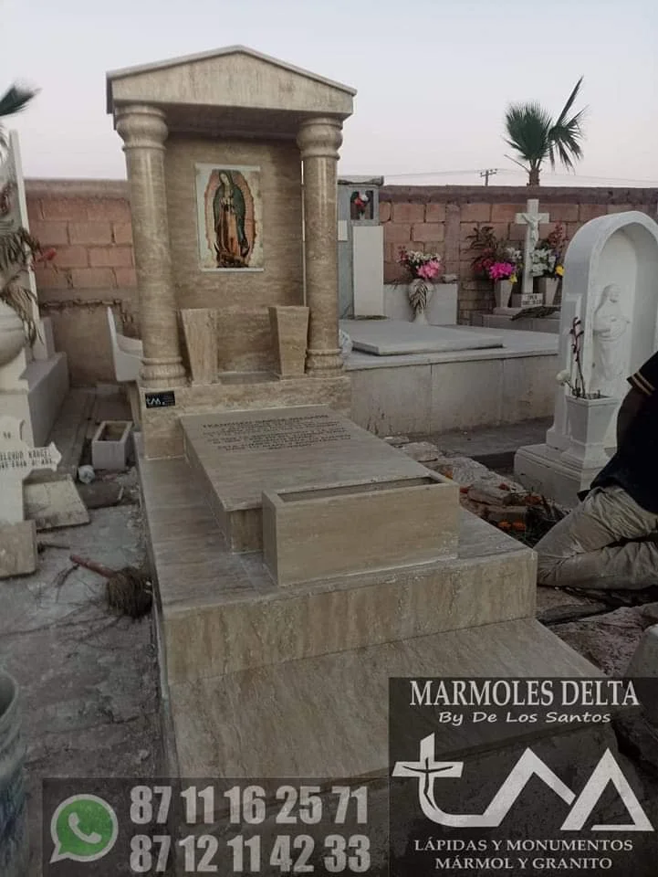 Medio techo a dos aguas con columnas torneadas en mármol travertino