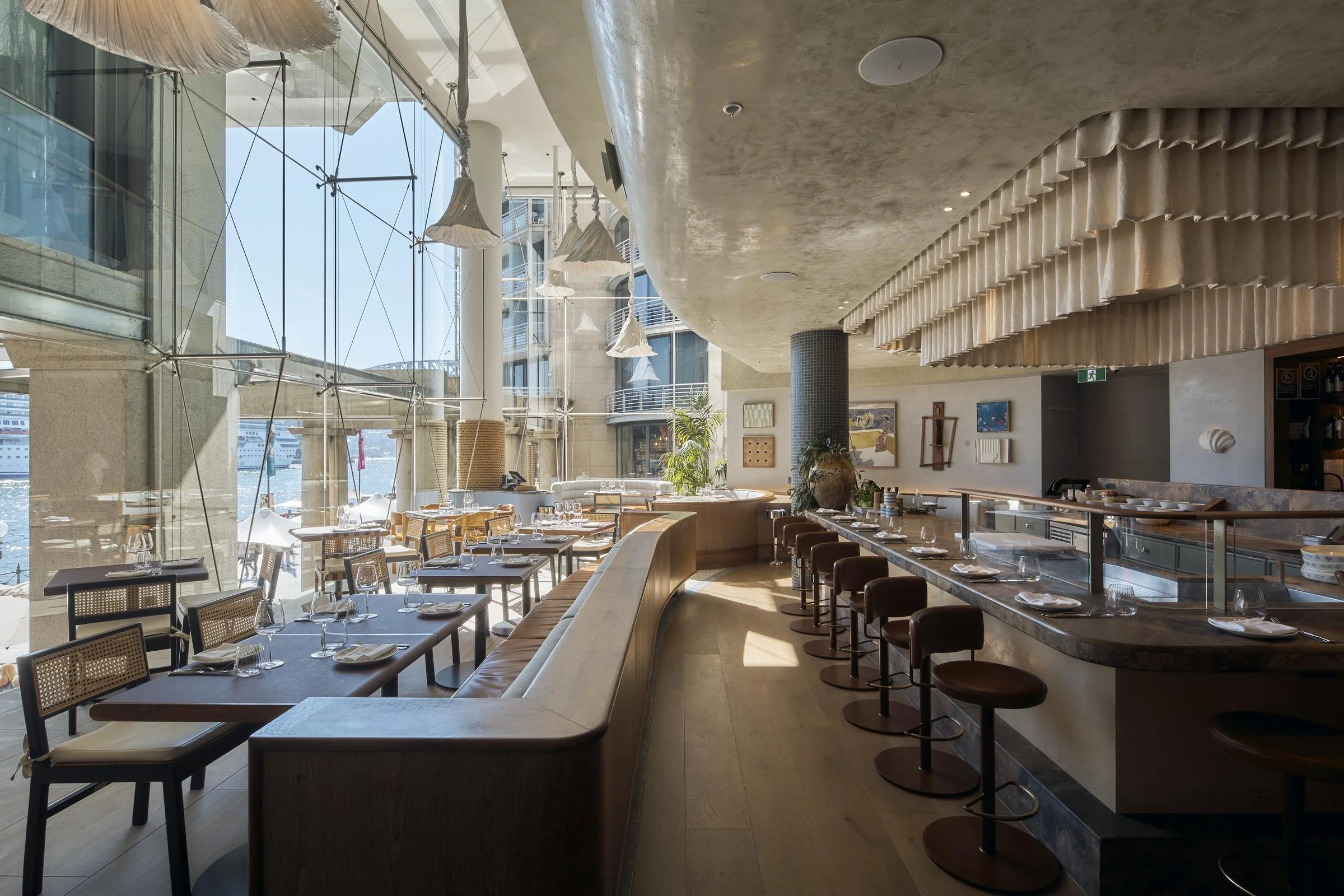 pullman-quay-grand-sydney-cbd-bar-seating.jpg