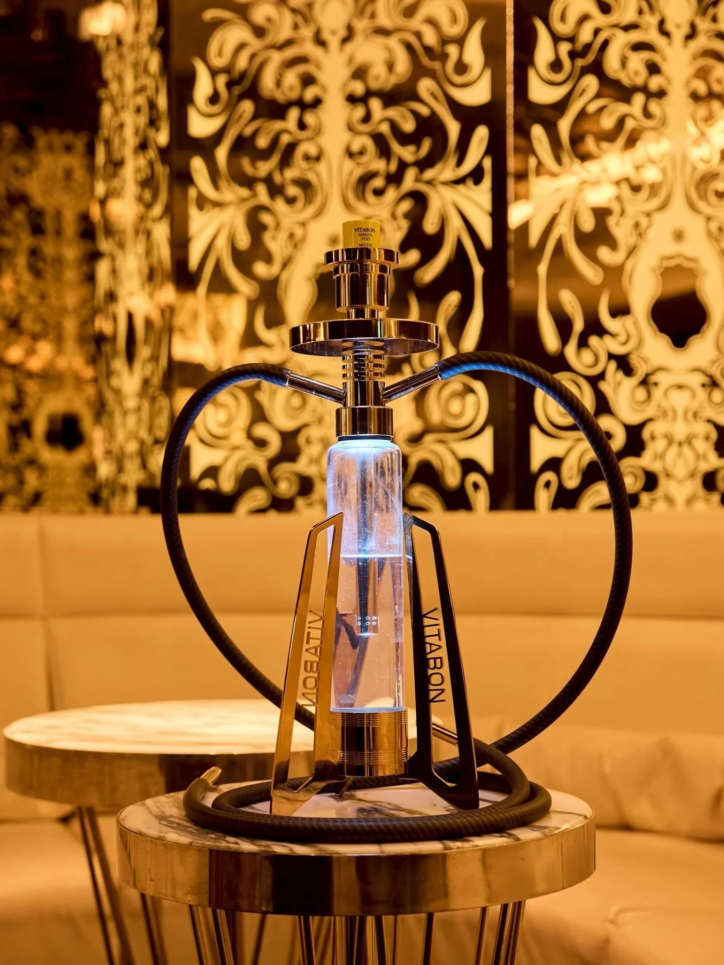 ⚜️ Art &amp; Luxury  VITABON ⚜️

極上のひとときを演出する&ldquo;光るシーシャ&rdquo;

特許技術で抽出したオーガニック成分配合のVITABON SHISHA

VITABONには、タバコの嫌な匂いの原因となる有害物質のニコチン・タールが含まれていません。

スタイリッシュなデザインとビタミン配合の柔らかなフレーバーで特別な夜をより贅沢に彩ってくれること間違いなし✨️

本日も皆さまのご来店をお待ちしております。

@roppongi_lalah フォ