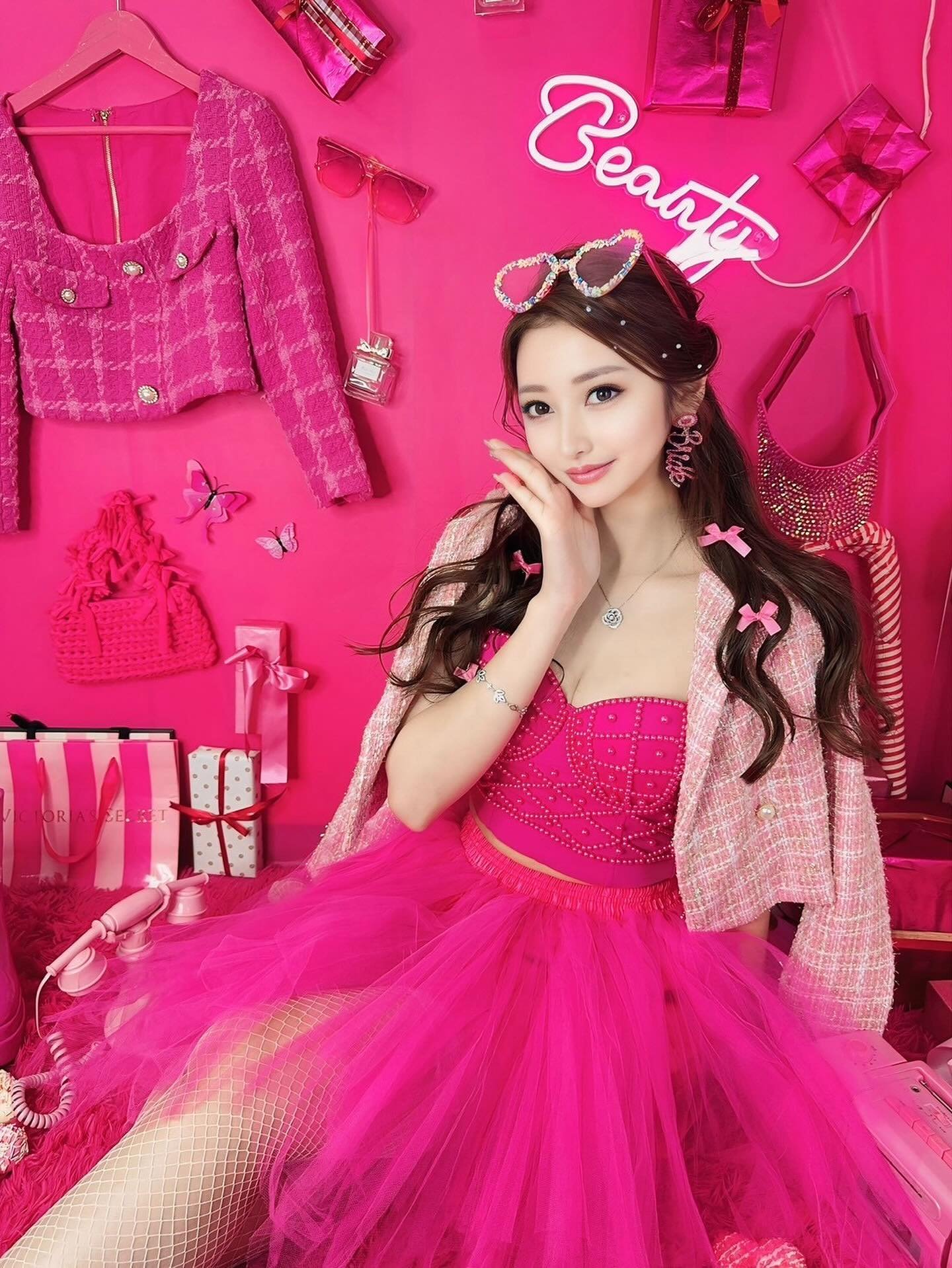 ⚜️ Grace &amp; Glow &ndash; SEIKA⚜️

上品な微笑みと洗練された空気感で、誰もが視線を奪われる存在

気品の中に甘さを忍ばせたその魅力は、まさに&ldquo;特別な時間&rdquo;を彩る魔法

あなたの心を優しく包み込む、極上のひとときを

本日も皆さまのご来店をお待ちしております。

@roppongi_lalah フォローして最新情報をチェック！

#lalah #clublalah #六本木ララァ #ラグジュアリーな夜 #六本木キャバクラ #せいかさん 