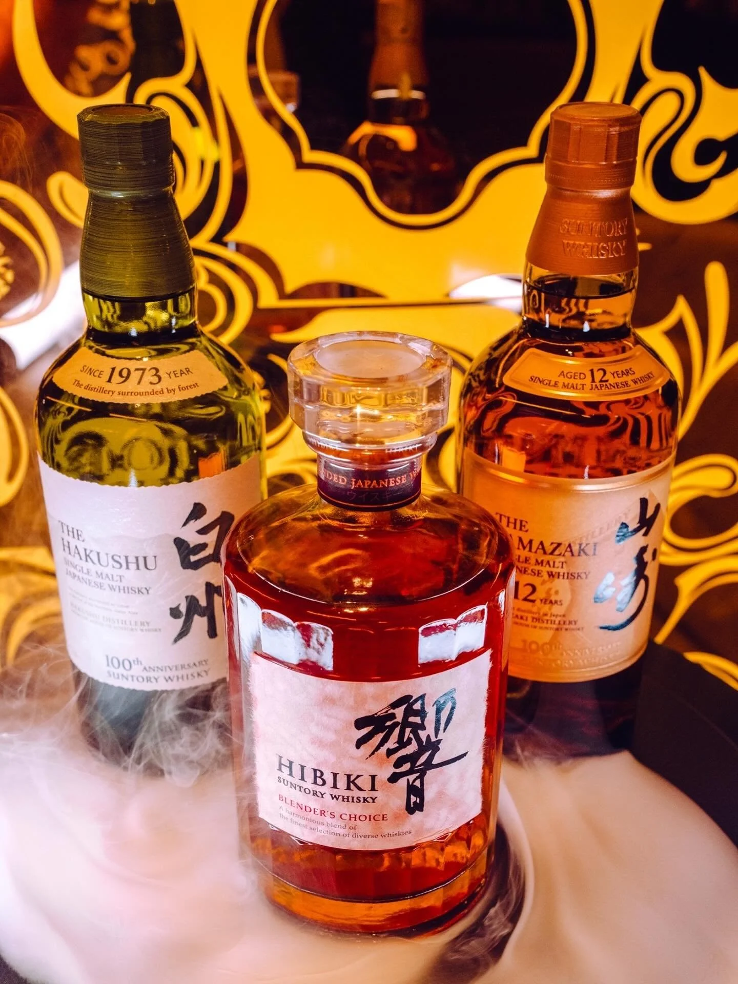 ⚜️ Japanese whisky select⚜️

「白 州響 山崎」
のジャパニーズウイスキーになります

甘口で癖が少なく飲みやすい「響」（ブレンデッド）
辛口で飲みやすい「白州」（シングルモルト）
中間に位置する「山崎」（シングルモルト）
の3種類でございます

シングルモルトというのは、特定の蒸留所（日本酒で言うところの酒蔵や蔵元）で製造されたウイスキーで、原料は大麦麦芽です。

ブレンデッドウイスキーはいくつかのモルトウイスキーと、いくつかのグレーンウイスキー（トウモロコシ・ライ