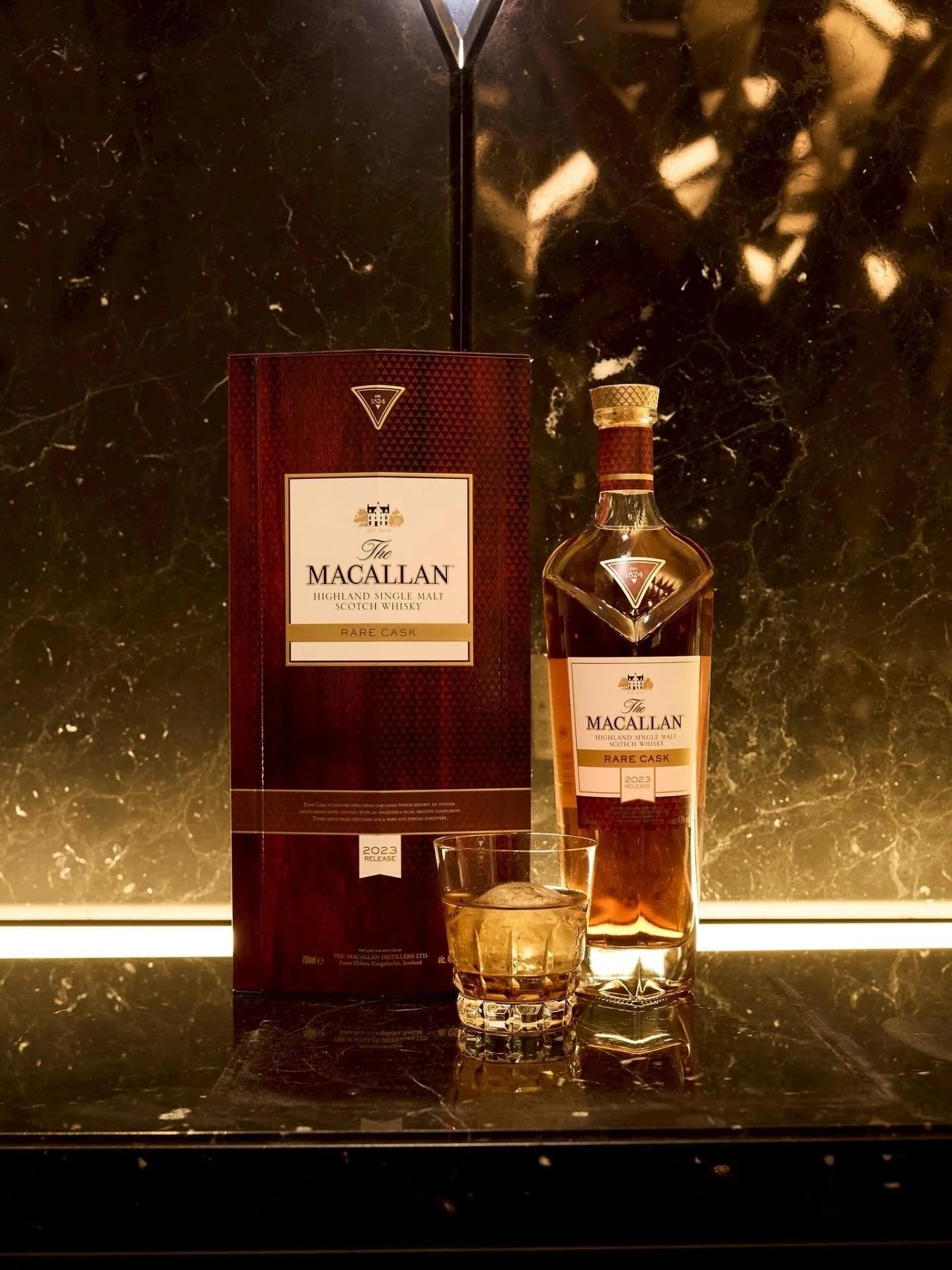 ⚜️The Macallan  Rare Cask⚜️

艶やかな琥珀色に、時間の深みを閉じ込めて。

世界が認めるシングルモルト「マッカラン」より、Rare Cask 2023が登場。
厳選された1％未満のシェリー樽のみを使用した、まさに&ldquo;極上&rdquo;の一滴。

濃厚なレーズンとバニラの甘美な香り、口の中でとろけるような滑らかさ。

グラスを傾けるたび、上質な余韻が静かに広がります。

ラグジュアリーな夜を彩る、特別な一本。
The Macallan Rare Cask &m