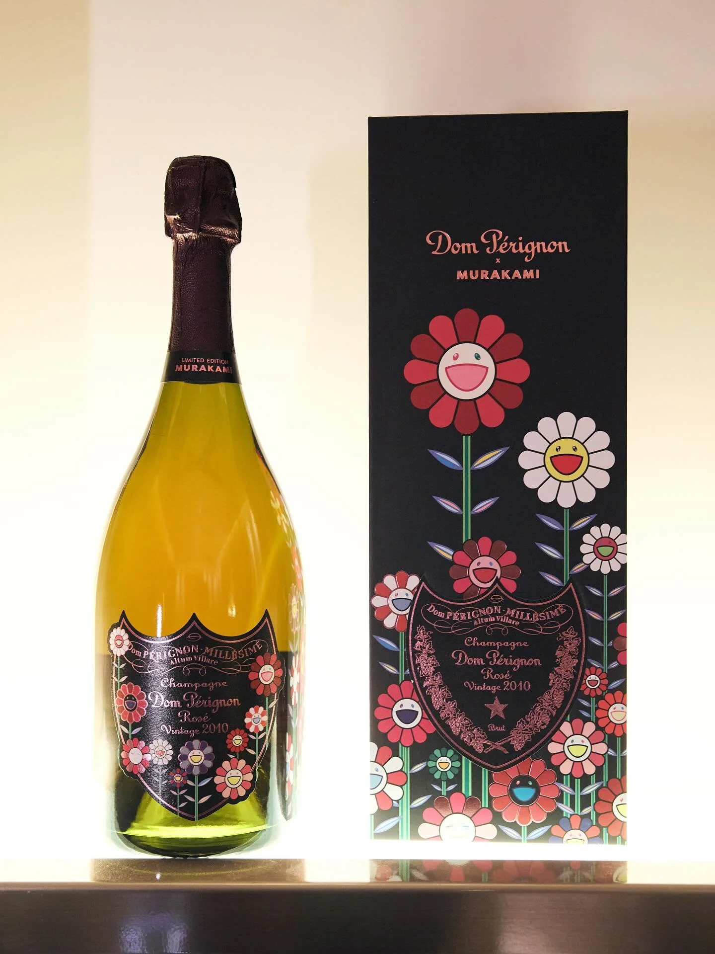 ⚜️Dom P&eacute;rignon &times; MURAKAMI &ndash; Kaikai Kiki Edition ⚜️

世界的アーティスト・村上隆とのコラボで生まれた、特別すぎるドンペリが登場。

ボトルと専用BOXには&ldquo;お花&rdquo;モチーフが散りばめられ、見た瞬間に視線を奪うアートなデザイン。

開けた瞬間から華やかな香りが広がる ドンペリロゼ 2010 は、味わいもラグジュアリーそのもの。

限られた本数しか世に出ない、限定ボトルになってます。

La