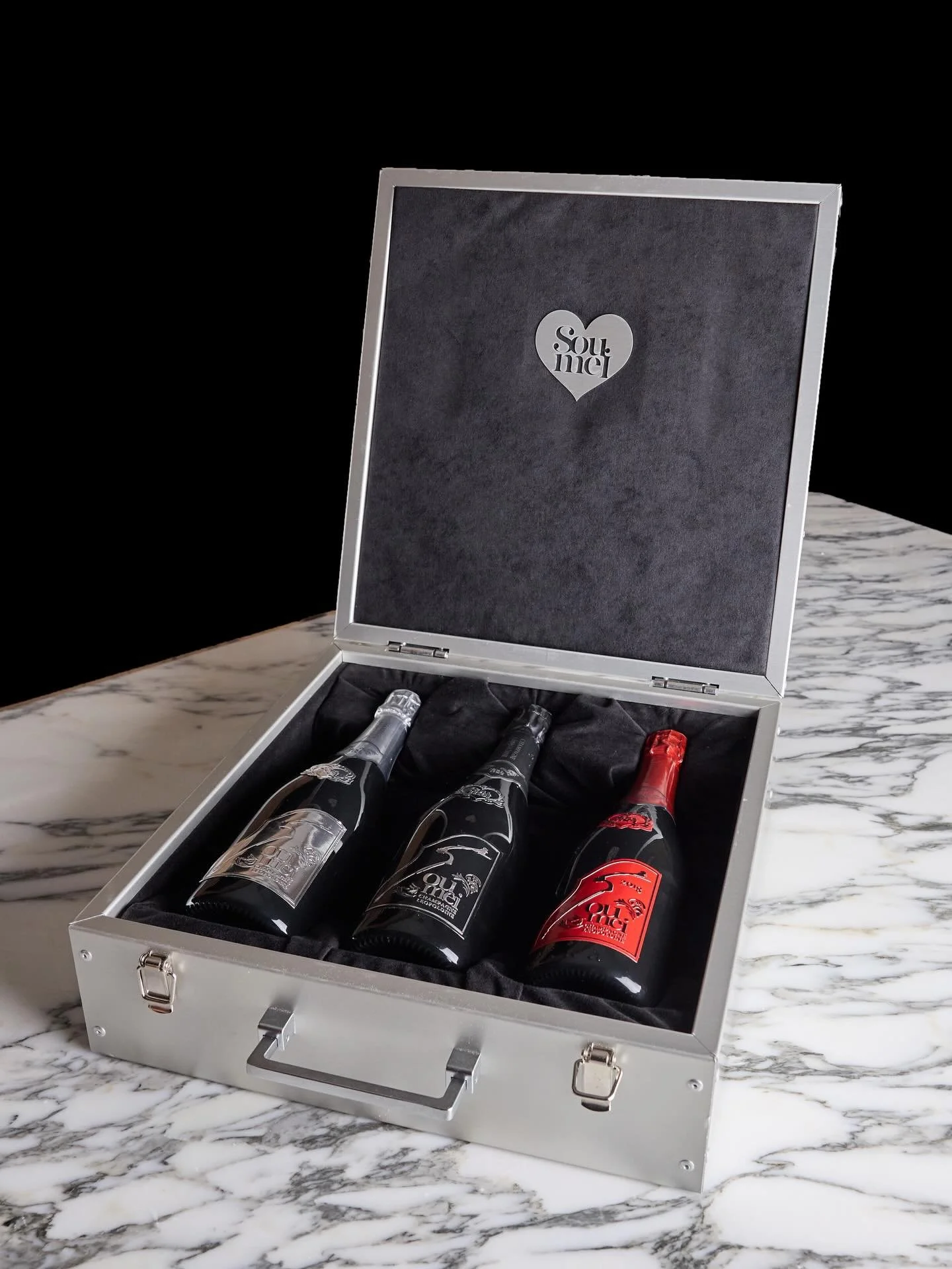 ⚜️Soumei-芸術のような1杯を⚜️

当店では3本セットのソウメイアタッシュケースもございます🧳

ソウメイの大きな特徴は、糖質カットでも芳醇な味わいが楽しめるという点でございます

シャンパンの製造過程で、ドサージュを行う際に従来の半分以下に糖質をカットしているため、糖質が大幅にカットされているので、シャンパンは飲みたいけど太りたくないと考える健康志向の女性を中心に話題のシャンパンとなりました🍾

Lalahで過ごす特別な夜に、ぜひこの一杯を🥂

本日も皆さまのご来店をお待ちしてお