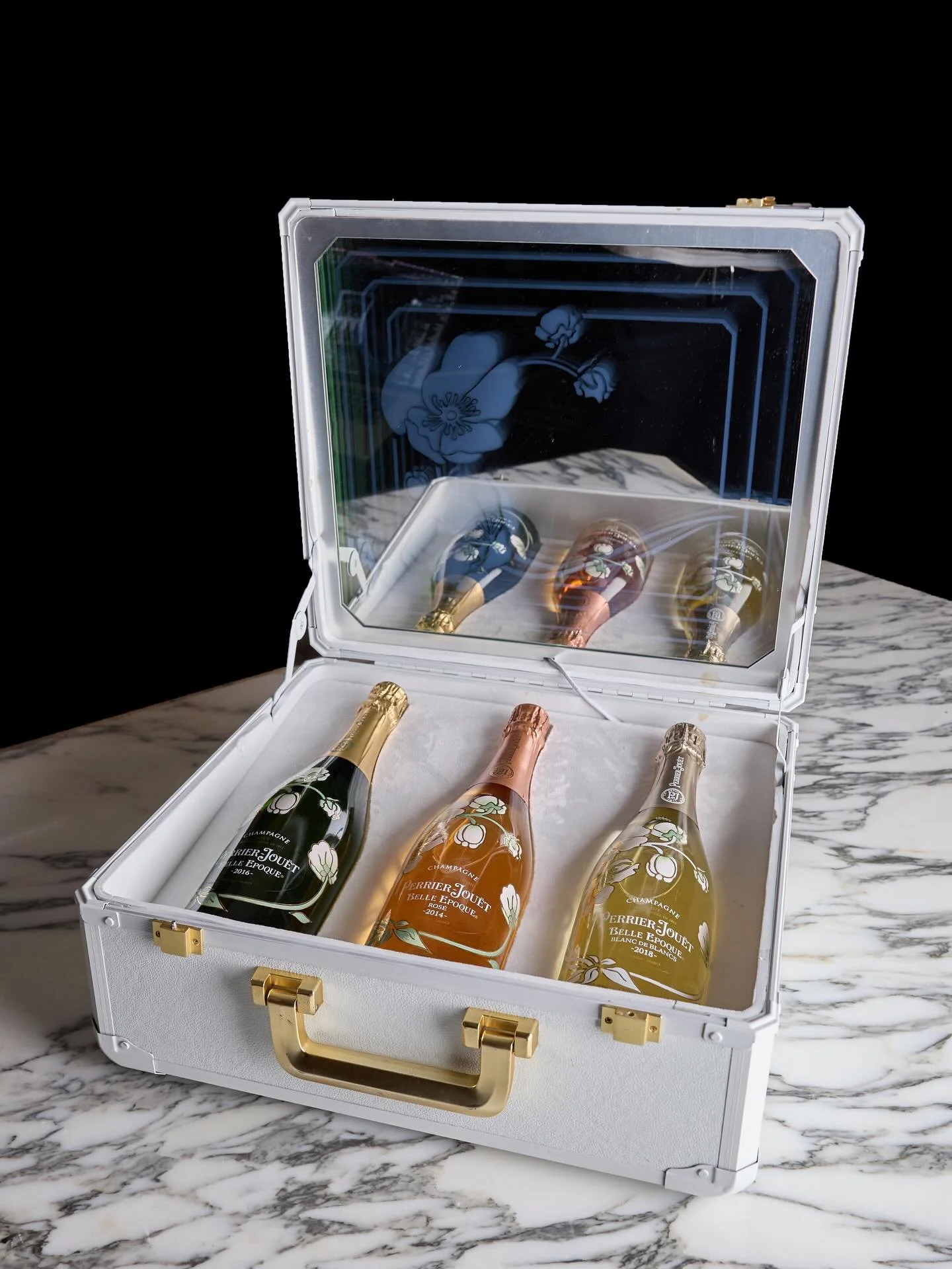 ⚜️Belle &Eacute;poque⚜️

当店ではベルエポック3本アタッシュケースもございます🧳

ベル エポックは創業200年を超えるフランスのメゾン、ペリエ・ジュエによるシャンパンです。アネモネの花を描いたフラワーボトルが特徴で、多くの女性がその美しいボトルに魅せられております🥂

ベル エポックのシャンパンは美しい輝きを放つ黄金色で、繊細な泡が金糸のようで芸術品と称されています。フローラルやハチミツを連想させるほんのり甘い香りで、味わいは爽やかで切れがありますが濃厚な余韻が口の