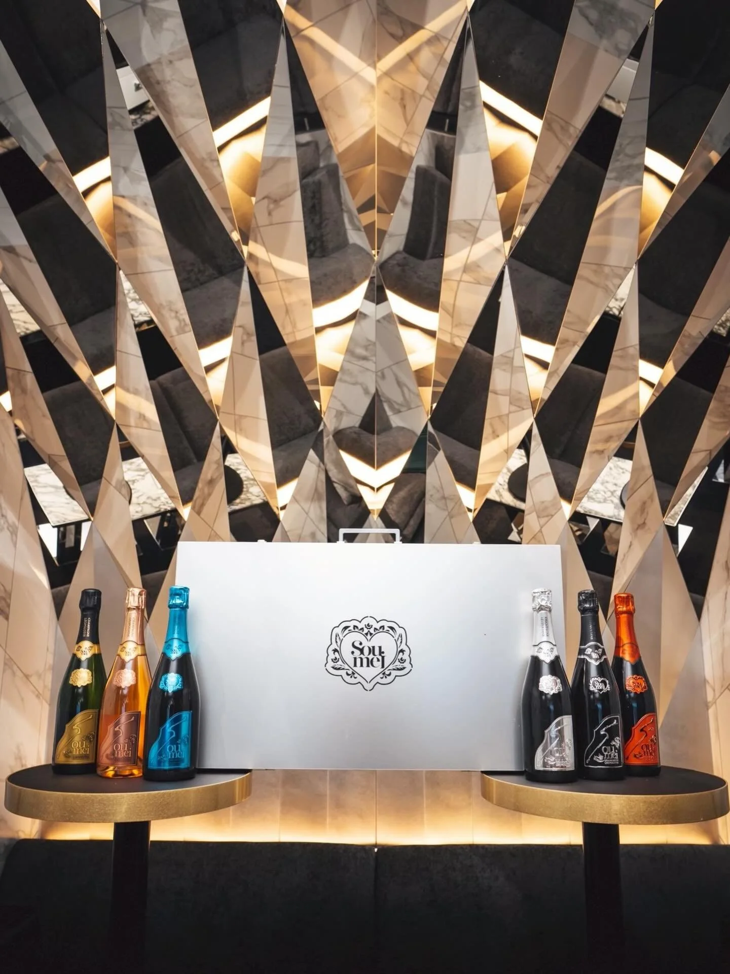 ⚜️Soumei-芸術のような1杯を⚜️

当店ではソウメイアタッシュケースもございます🧳

ソウメイの大きな特徴は、糖質カットでも芳醇な味わいが楽しめるという点でございます

シャンパンの製造過程で、ドサージュを行う際に従来の半分以下に糖質をカットしているため、糖質が大幅にカットされているので、シャンパンは飲みたいけど太りたくないと考える健康志向の女性を中心に話題のシャンパンとなりました🍾

Lalahで過ごす特別な夜に、ぜひこの一杯を🥂

本日も皆さまのご来店をお待ちしております。
@